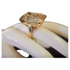 Bague cocktail massive en or 14K montée sur topaze brune pâle