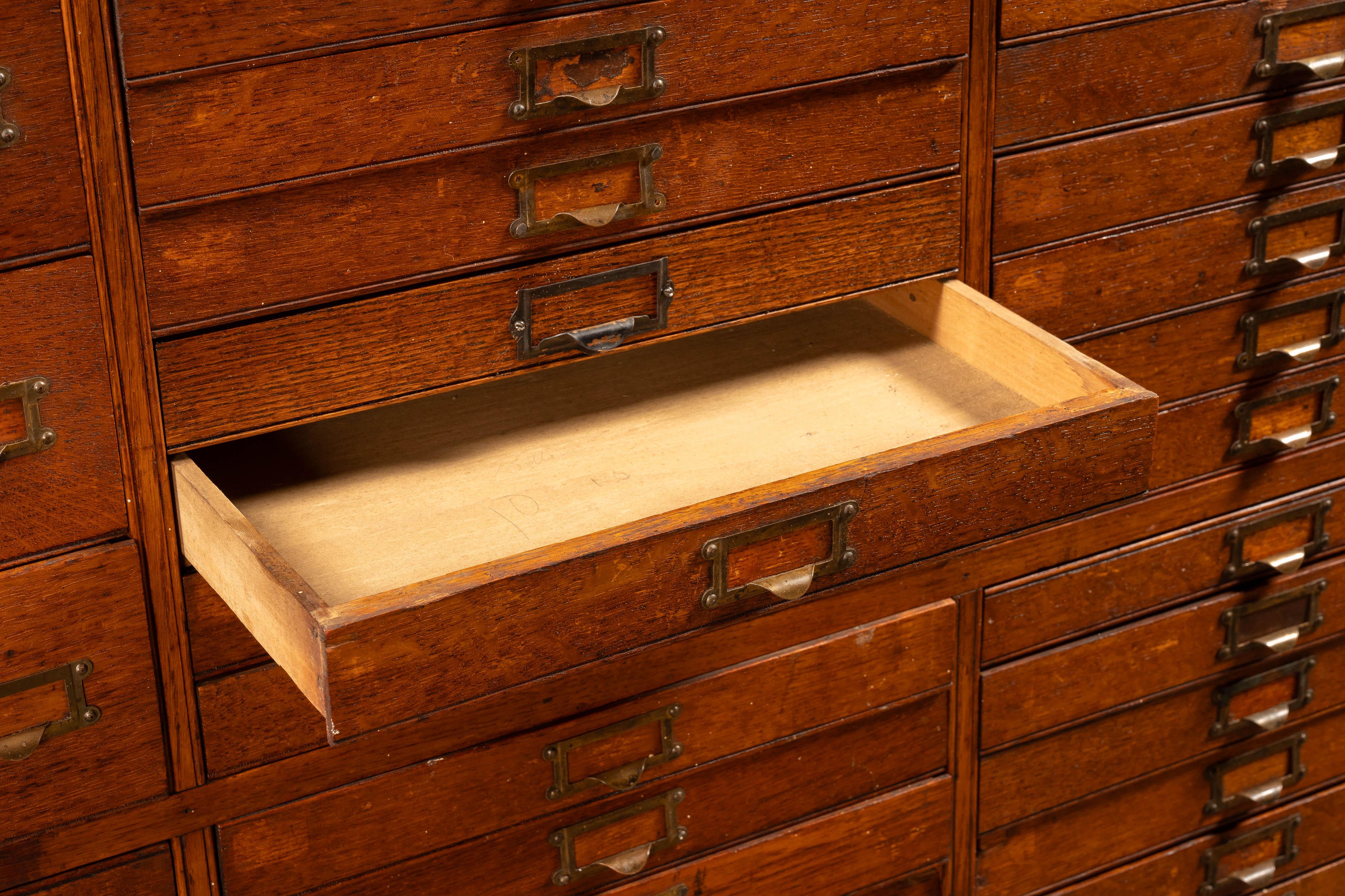 Un enorme armadio per ricambi a 168 cassetti in Oak in vendita 4