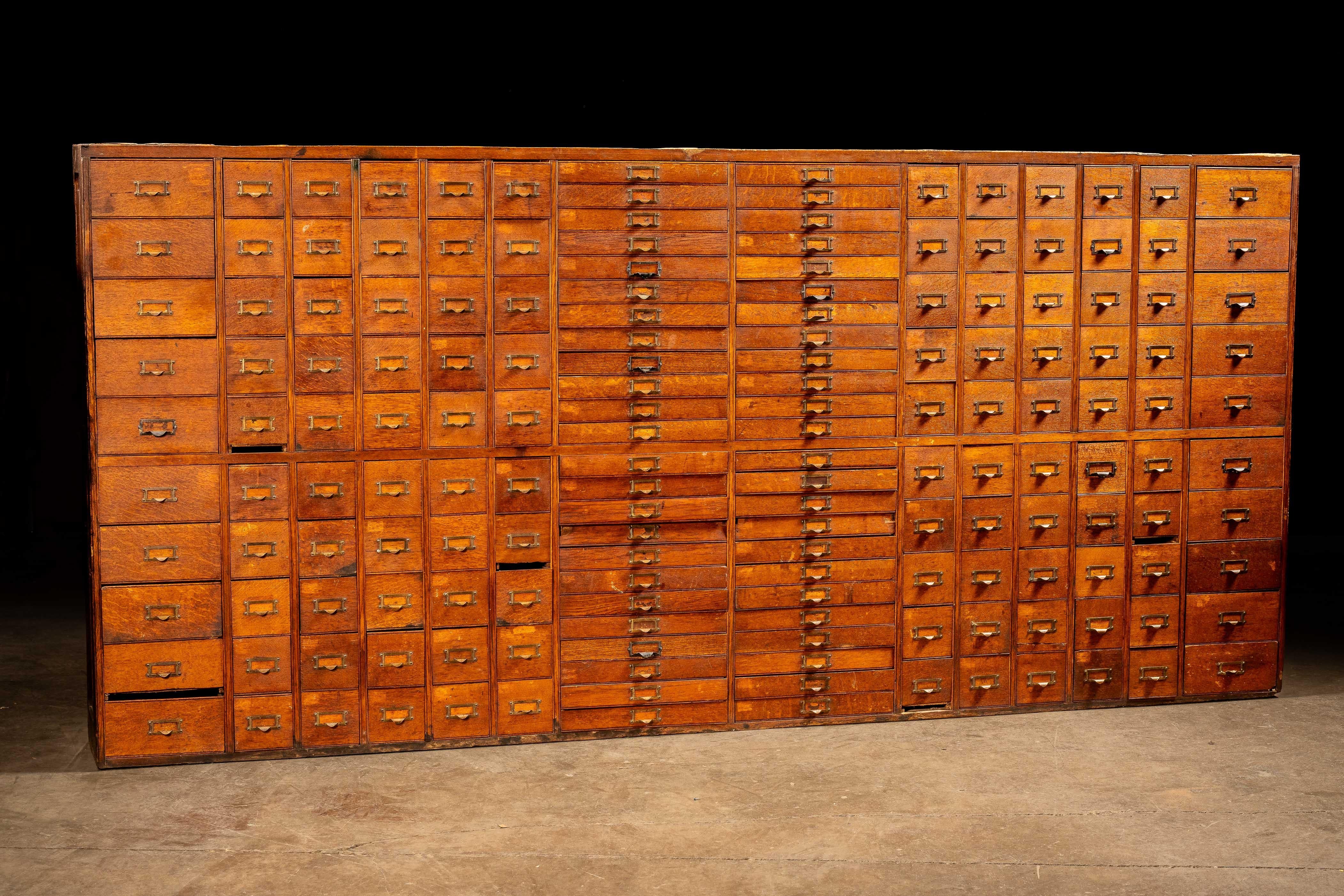 Un grande e antico armadietto per minuteria. Questo mobile è stato probabilmente utilizzato a partire dagli anni '20 per riporre attrezzi, viti e altri oggetti in un'officina.

Questo pezzo stravagante presenta 168 cassetti di tre dimensioni. Ogni