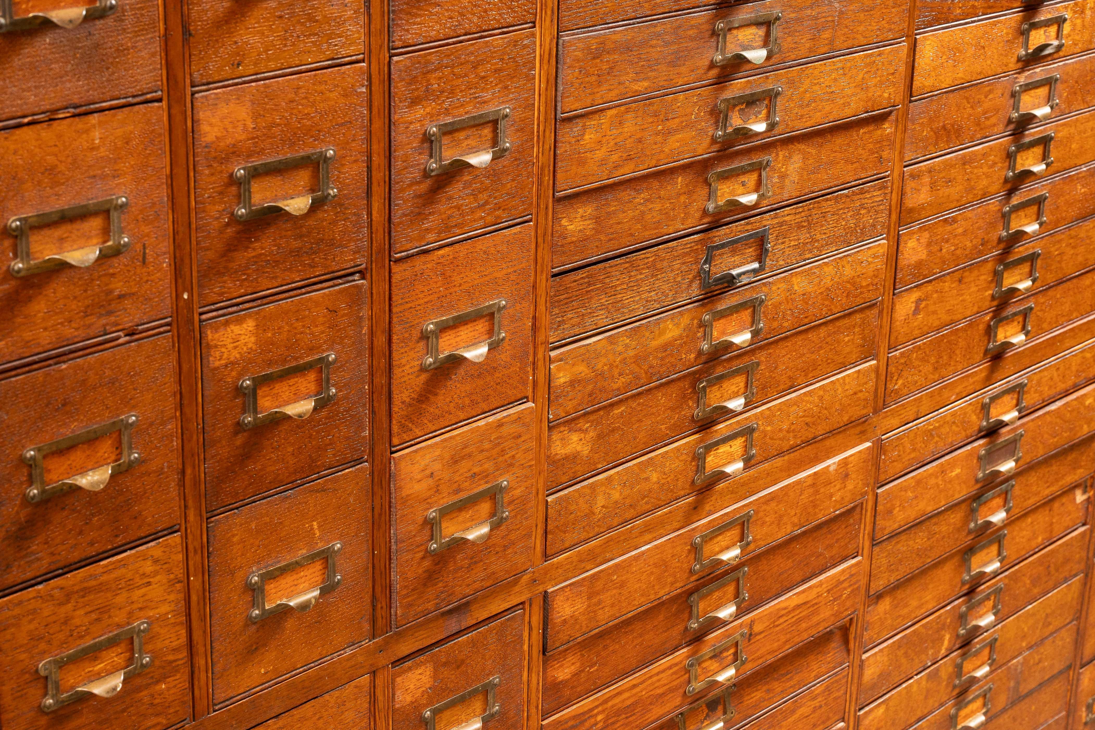 Inizio XX secolo Un enorme armadio per ricambi a 168 cassetti in Oak in vendita