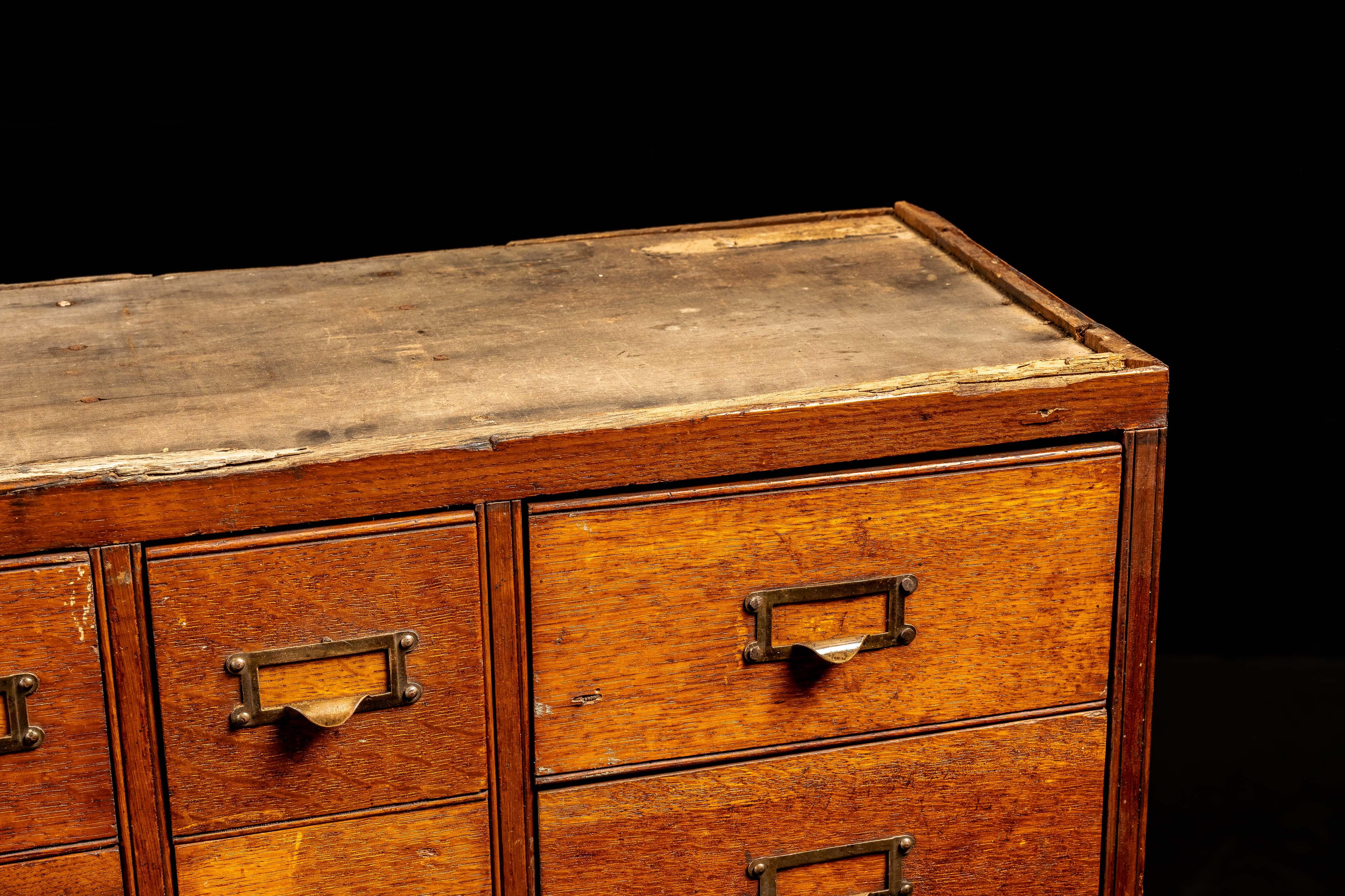 Legno Un enorme armadio per ricambi a 168 cassetti in Oak in vendita
