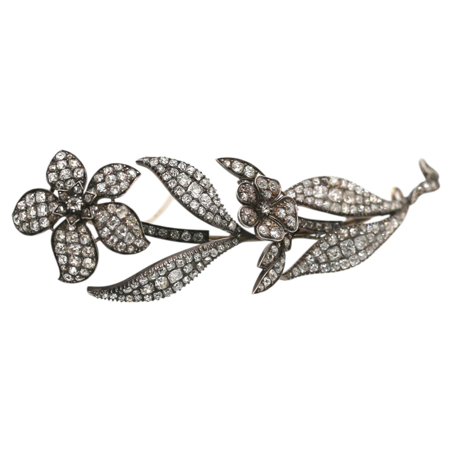 Imposante broche-diadème en forme de fleur, ornée d'un diamant taille ancienne de 17 carats, en or, 1890