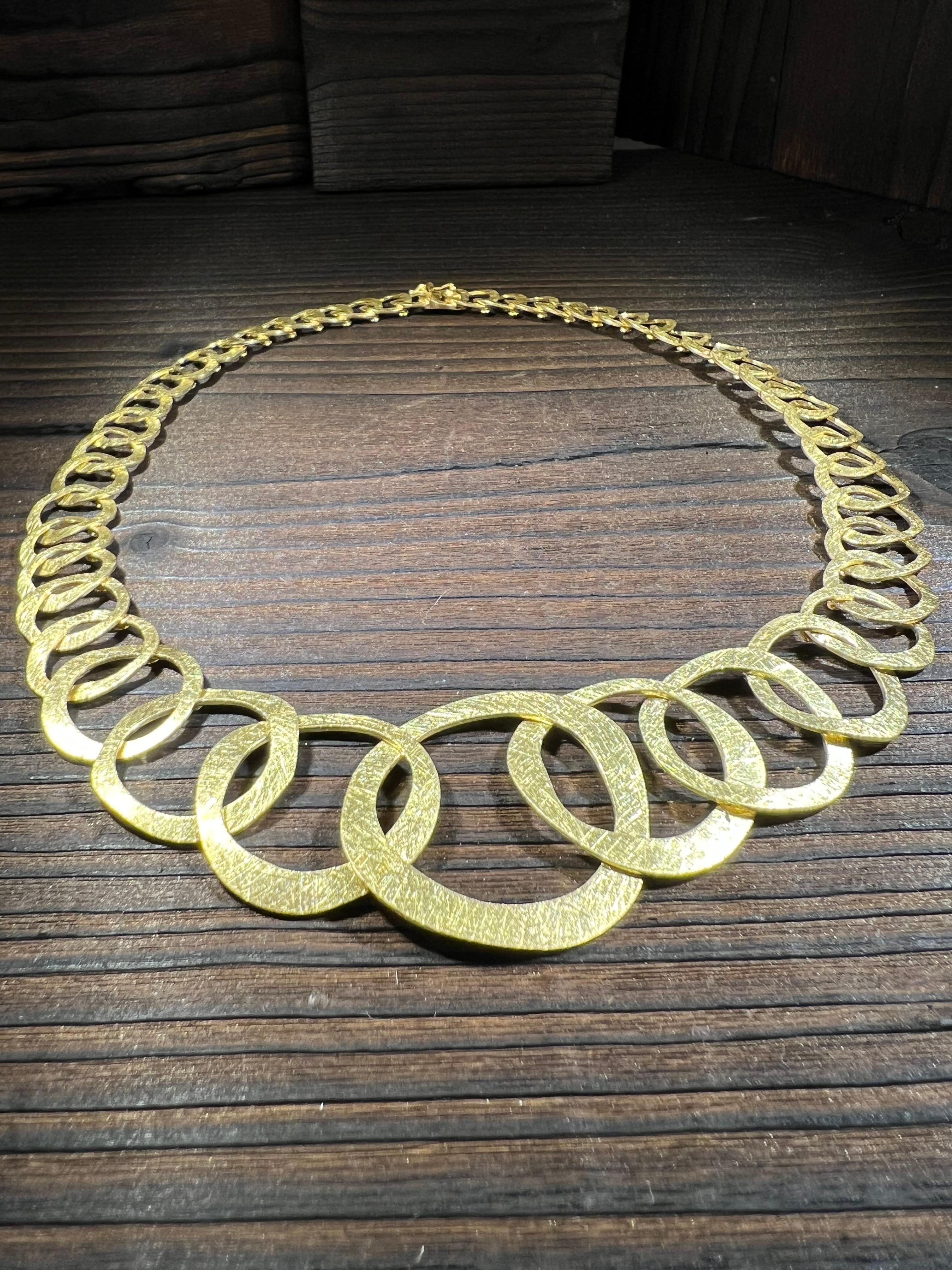 Un'alta qualità, che si adatta a tutte le situazioni. Con il suo oro 18k Gelbgold, questa Kette conferisce a chi la indossa un'eleganza ineguagliabile. Jedes Glied è stato realizzato con un'ottima precisione e si concentra solo sul tema del DEN, in