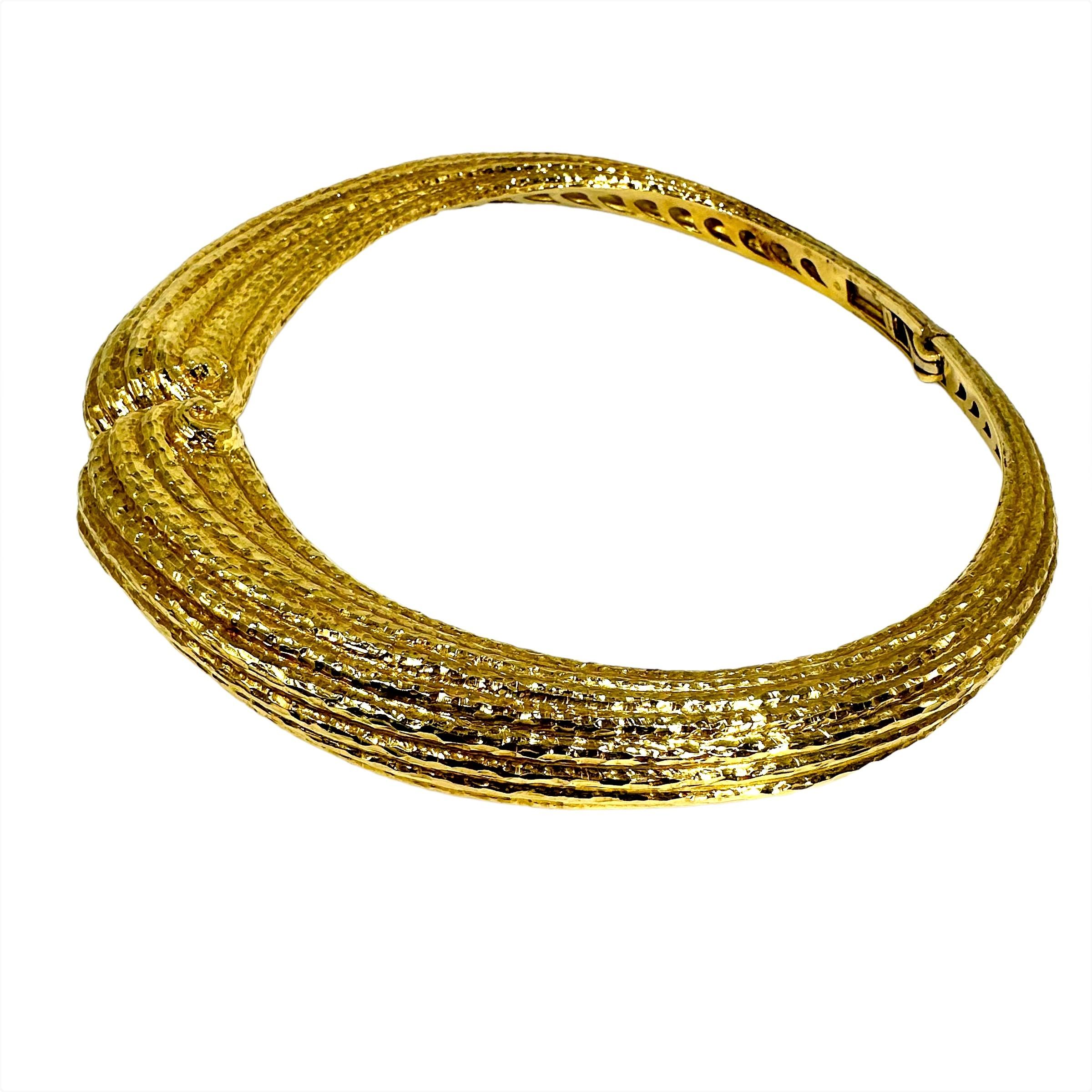 Massive 18K Yellow Gold, Hammered Finish, Italian Scroll Motif Choker Necklace In Good Condition For Sale In Palm Beach, FL