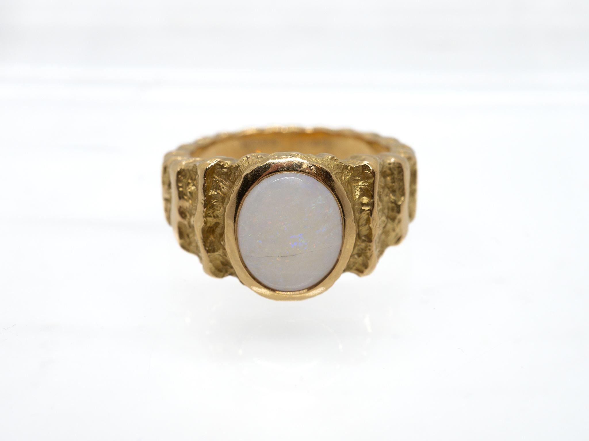 Welcome to our exquisite e-shop, where luxury and style come together to present to you an extraordinary masterpiece: the Massive 18K Gold Ring adorned with a captivating natural Opal gemstone. This unisex ring, designed to transcend traditional