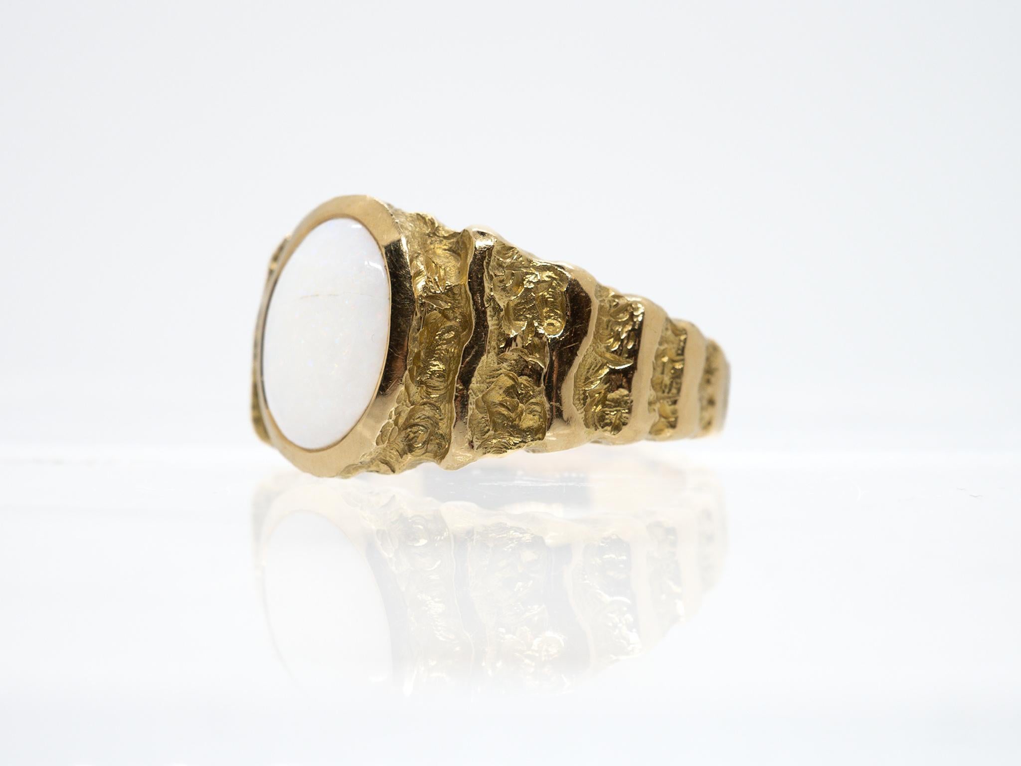 Modern Opal Ring 18 Karat Yellow Gold For Sale