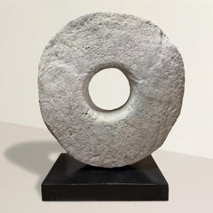 Massiccia pietra da macina in calcare del XVIII secolo su supporto in acciaio personalizzato