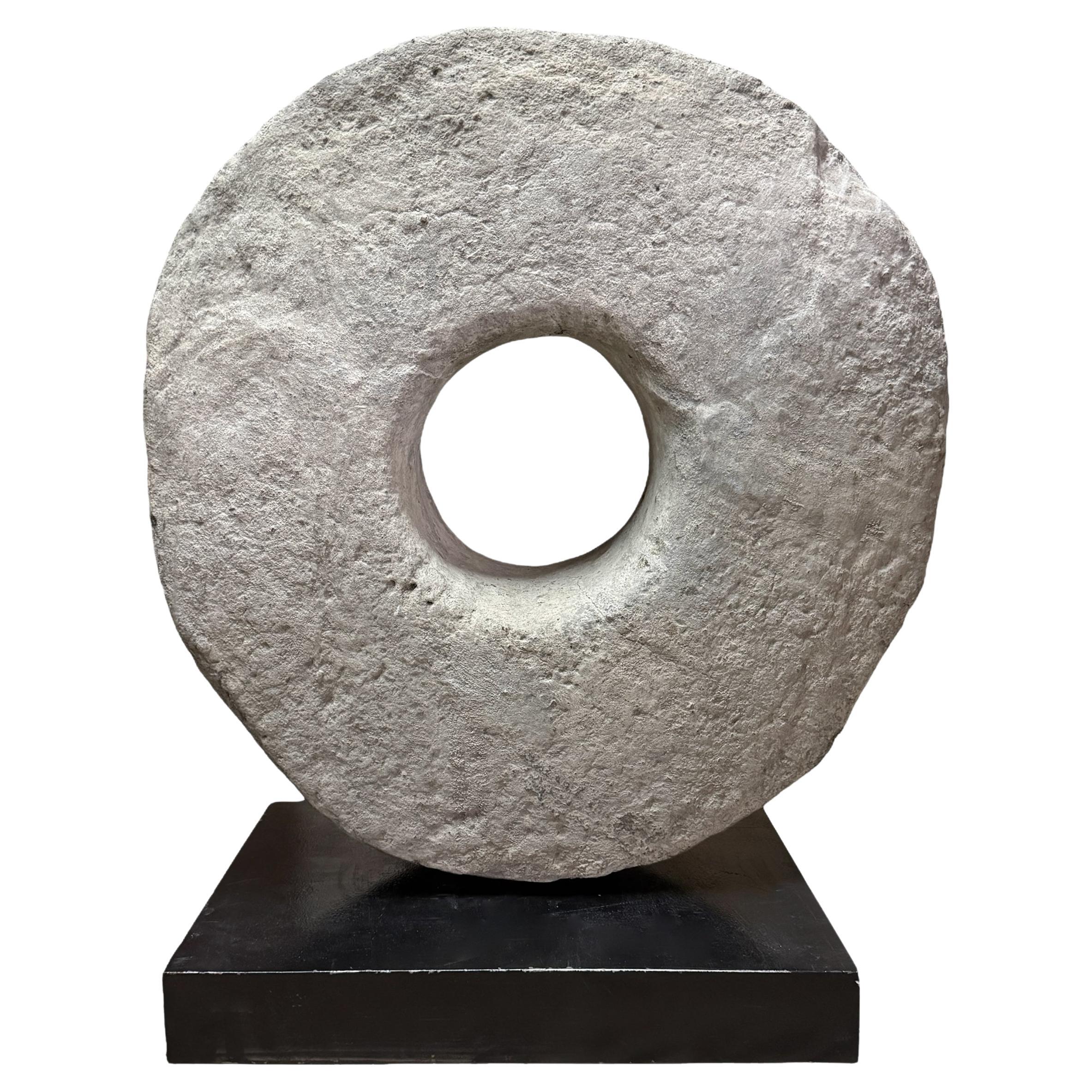 Maciza muela de piedra caliza del siglo XVIII sobre montura de acero personalizada