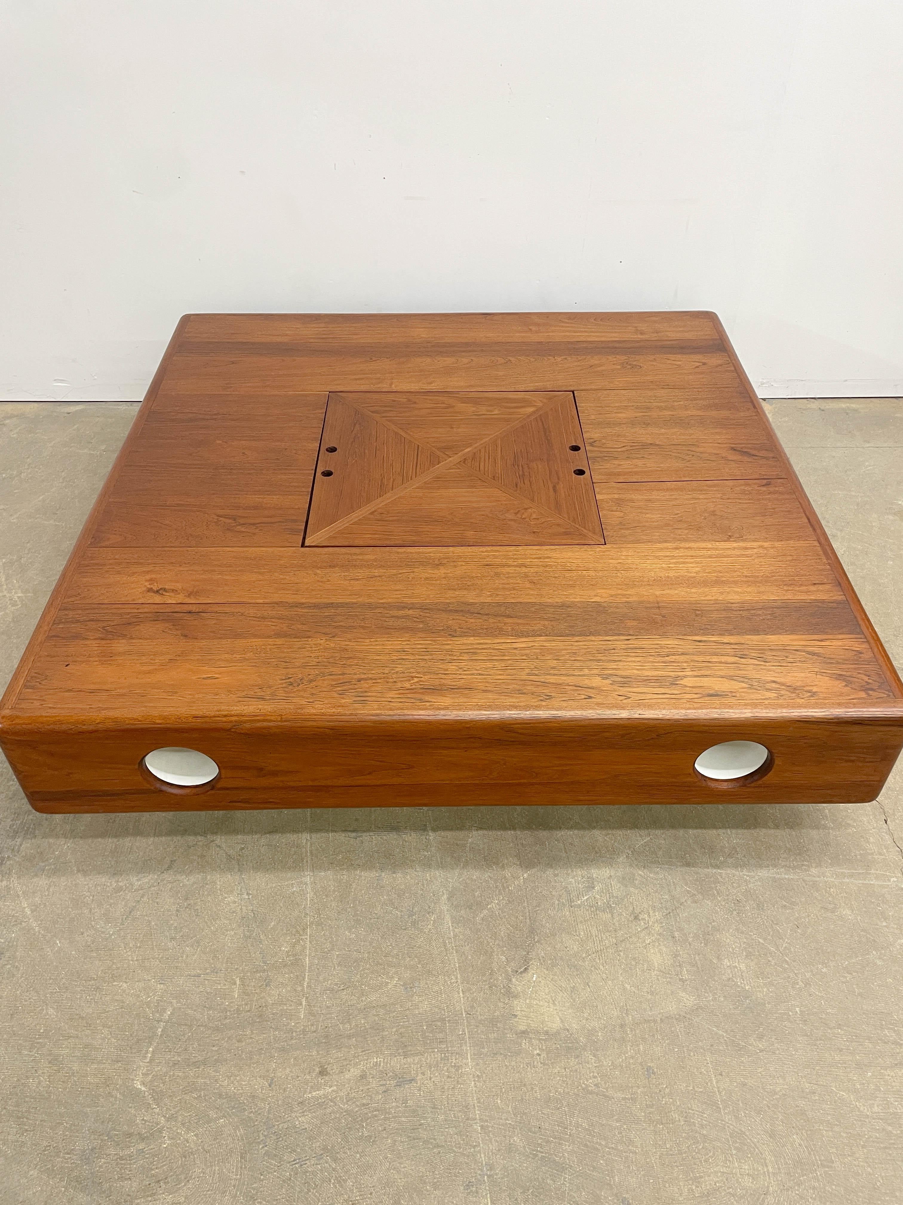 Massive 1970s teak planter coffee table en vente 5