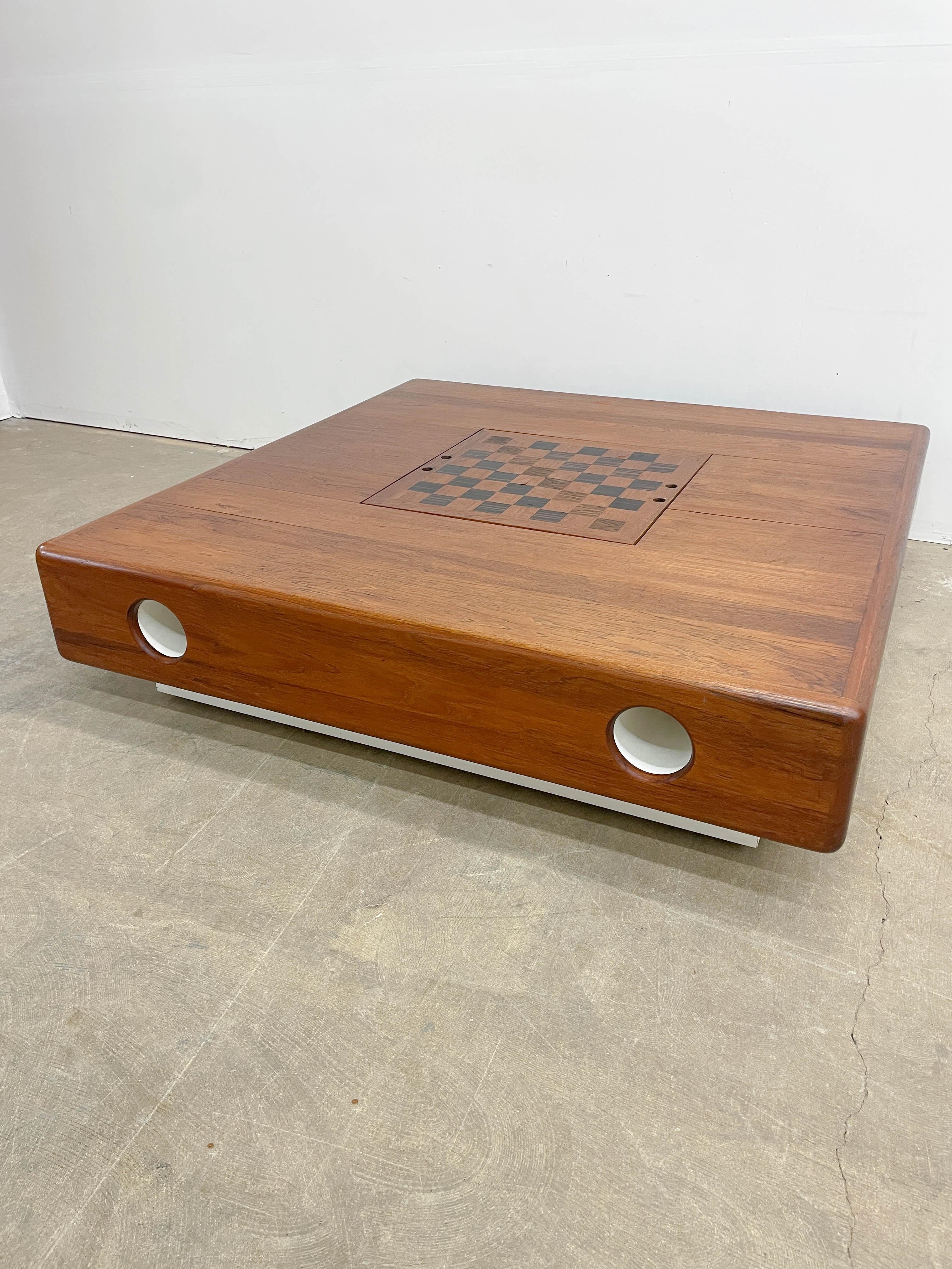 Mid-Century Modern Massive 1970s teak planter coffee table en vente