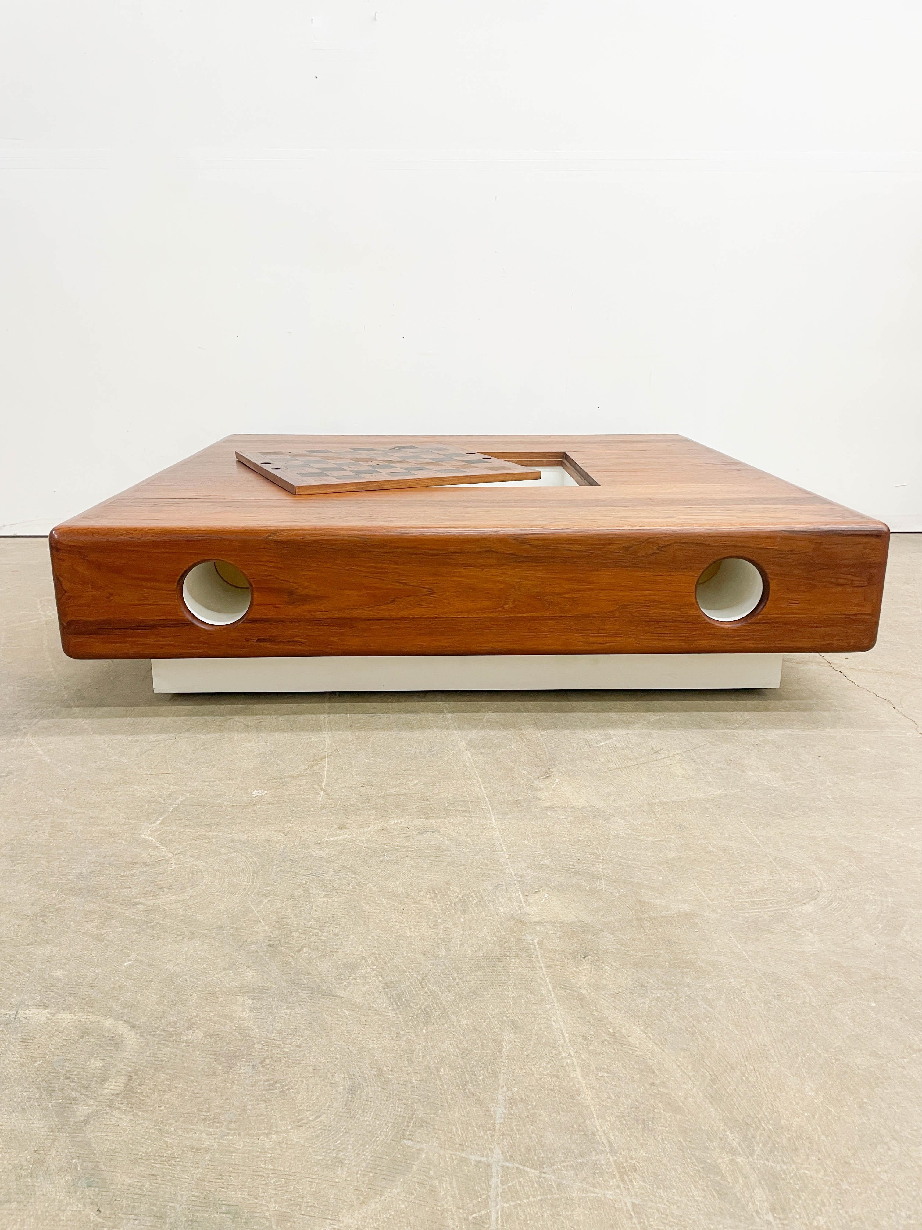 Américain Massive 1970s teak planter coffee table en vente