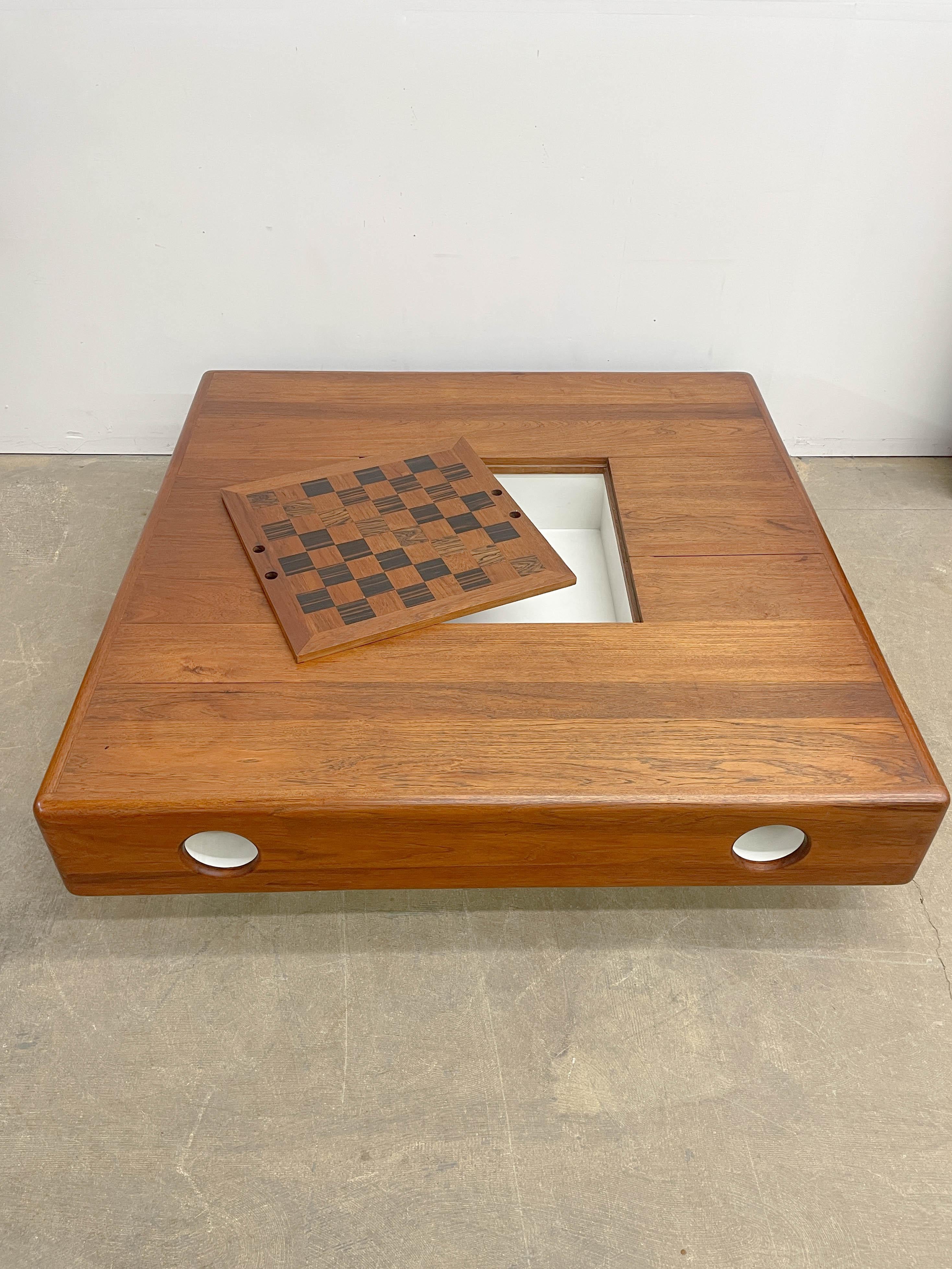 Massive 1970s teak planter coffee table Bon état - En vente à Kalamazoo, MI