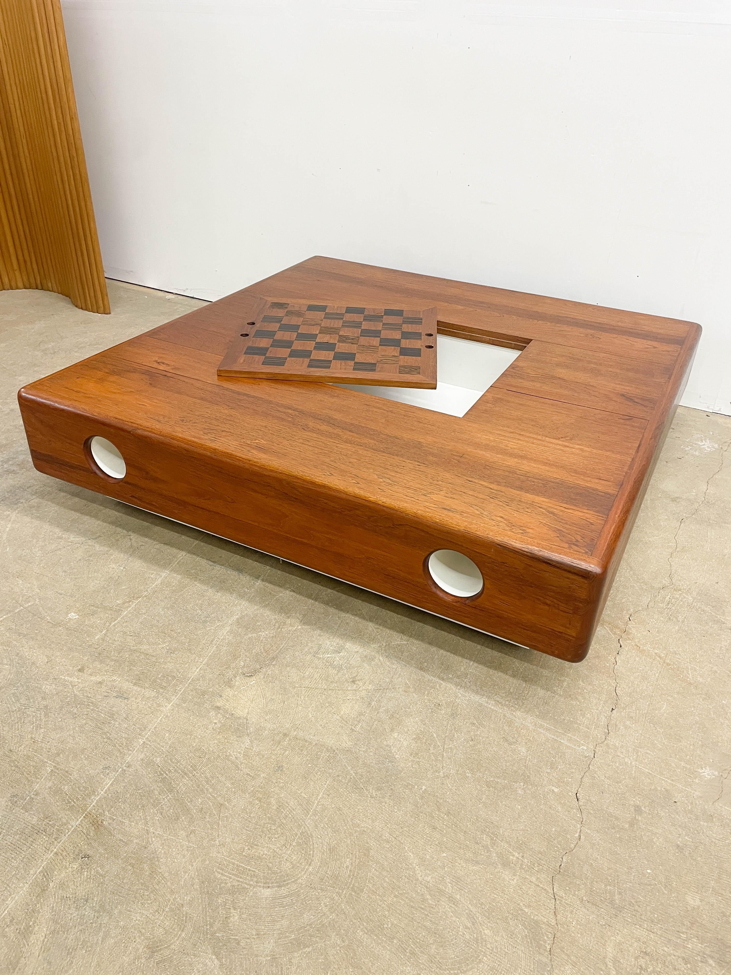 20ième siècle Massive 1970s teak planter coffee table en vente