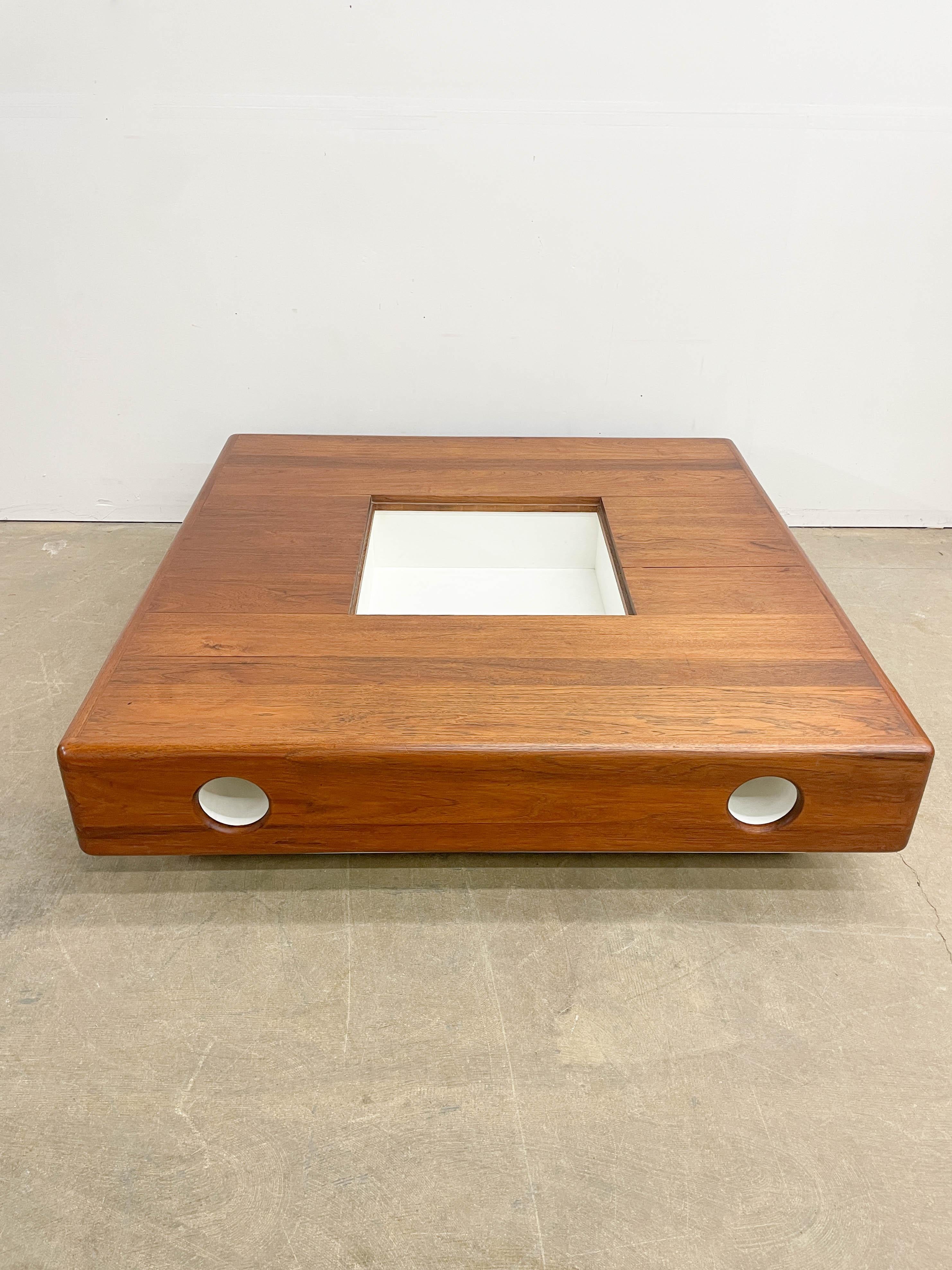 Massive 1970s teak planter coffee table en vente 2