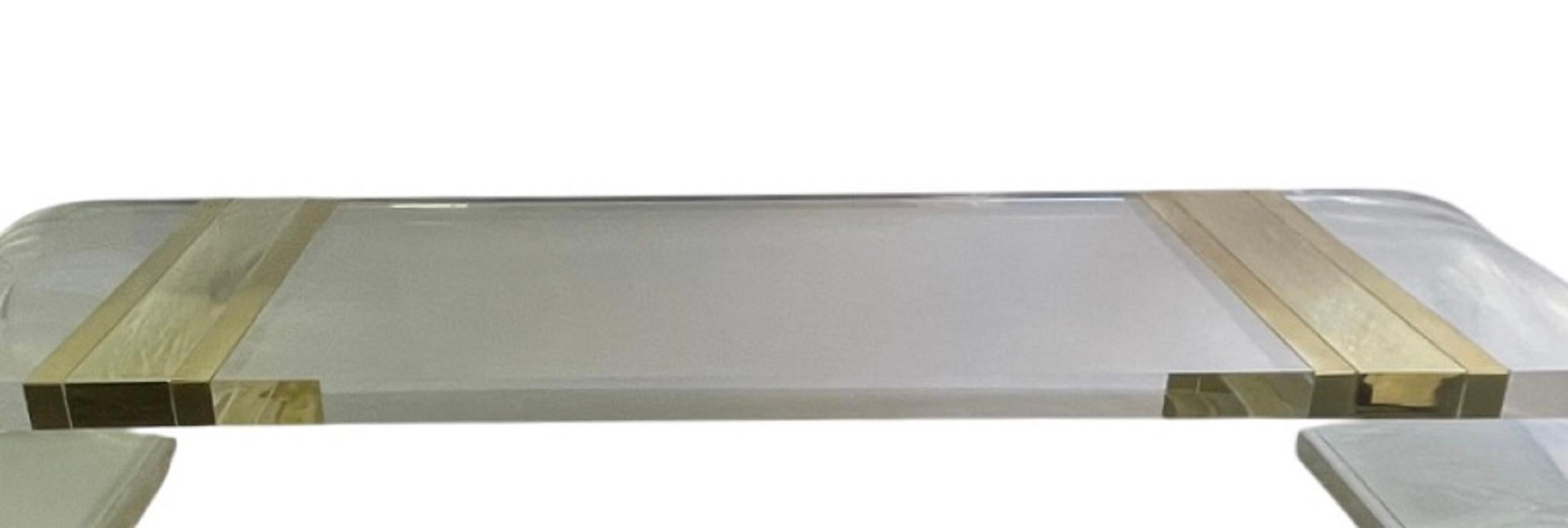 Massiver Scroll-Acryl-Couchtisch mit geschwungenen Beinen und Details aus Messing. U.S.A. 1980er Jahre (amerikanisch) im Angebot