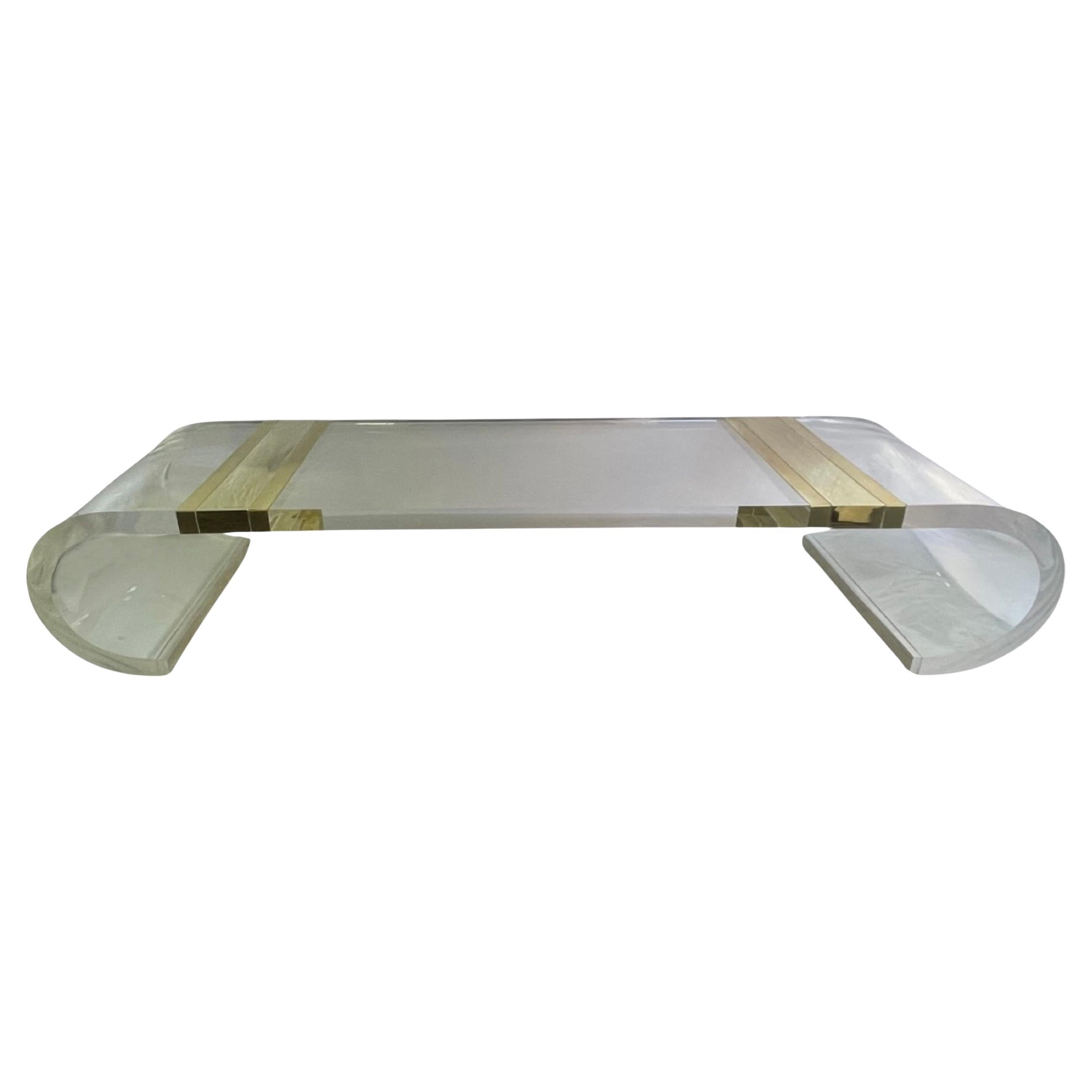 Massiver Scroll-Acryl-Couchtisch mit geschwungenen Beinen und Details aus Messing. U.S.A. 1980er Jahre im Angebot