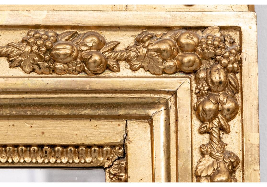 Großer neoklassischer geschnitzter und vergoldeter Spiegel aus dem 19. Jahrhundert im Angebot 4