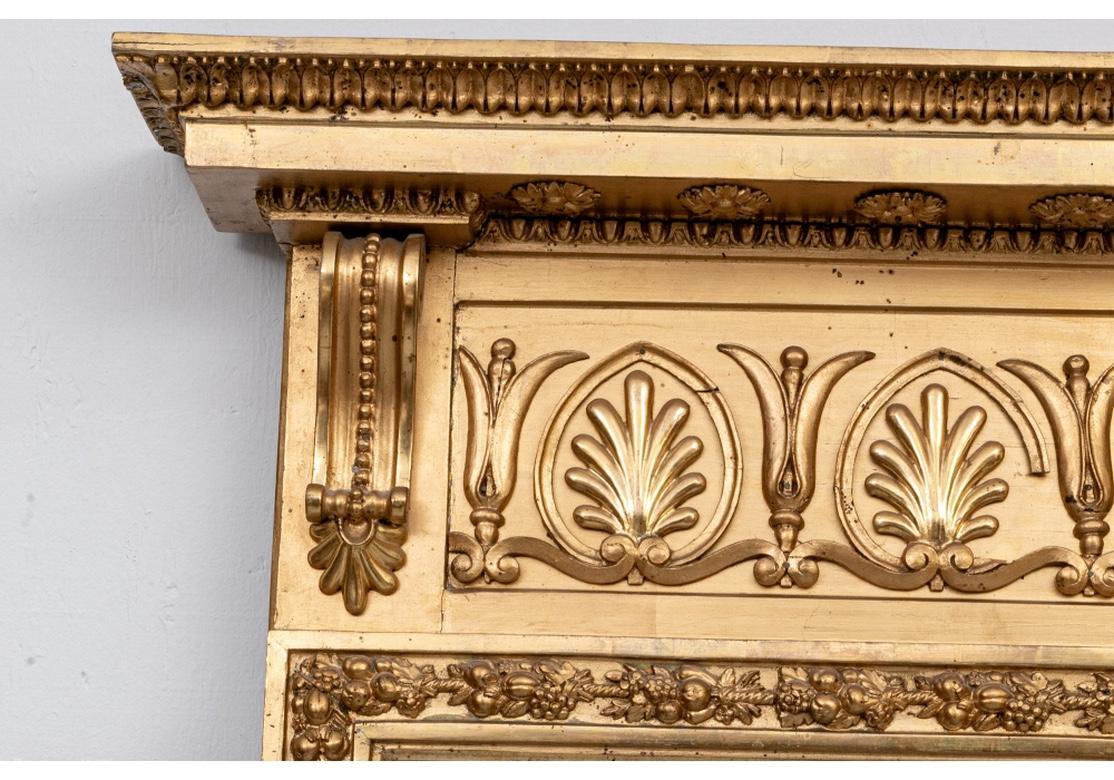 Großer neoklassischer geschnitzter und vergoldeter Spiegel aus dem 19. Jahrhundert (Vergoldet) im Angebot