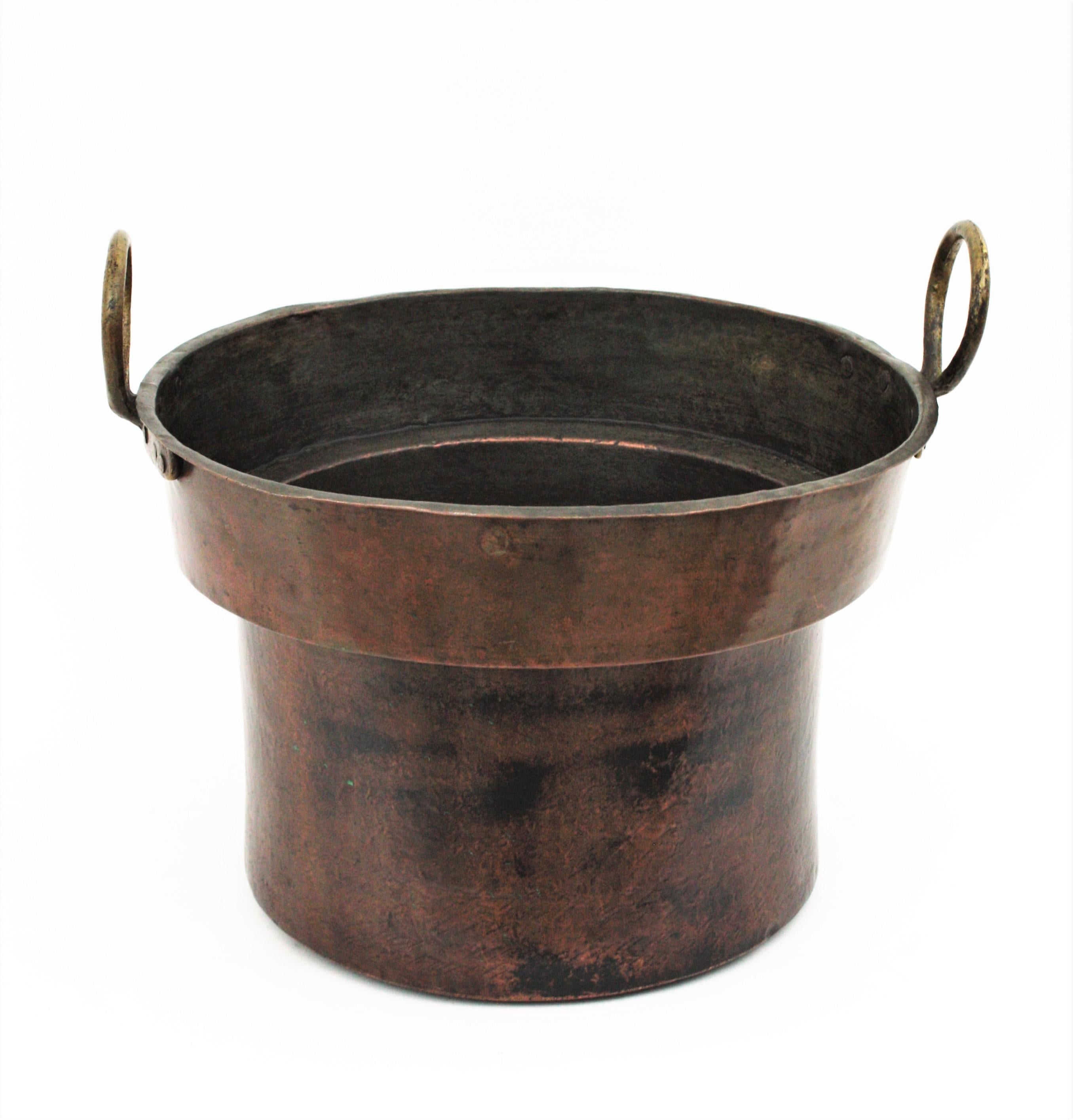 Massive 19th Century French Copper and Brass Cauldron with Handles In Good Condition In Barcelona, ES