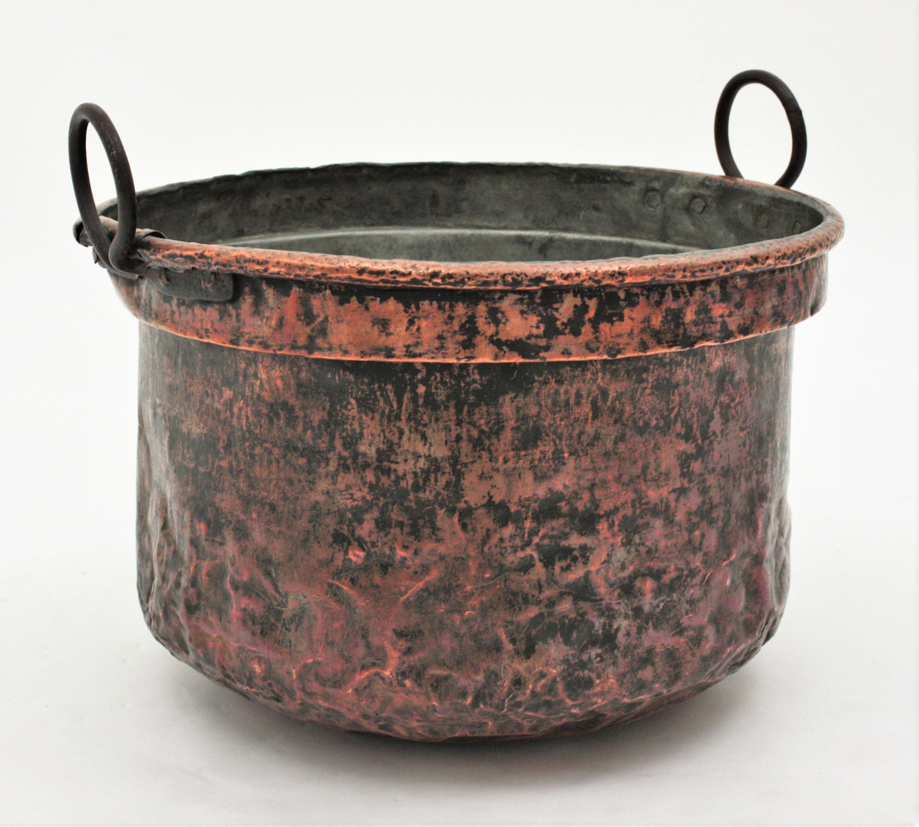 Massive 19th Century French Copper Cauldron with Handles and Terrific Patina In Good Condition In Barcelona, ES