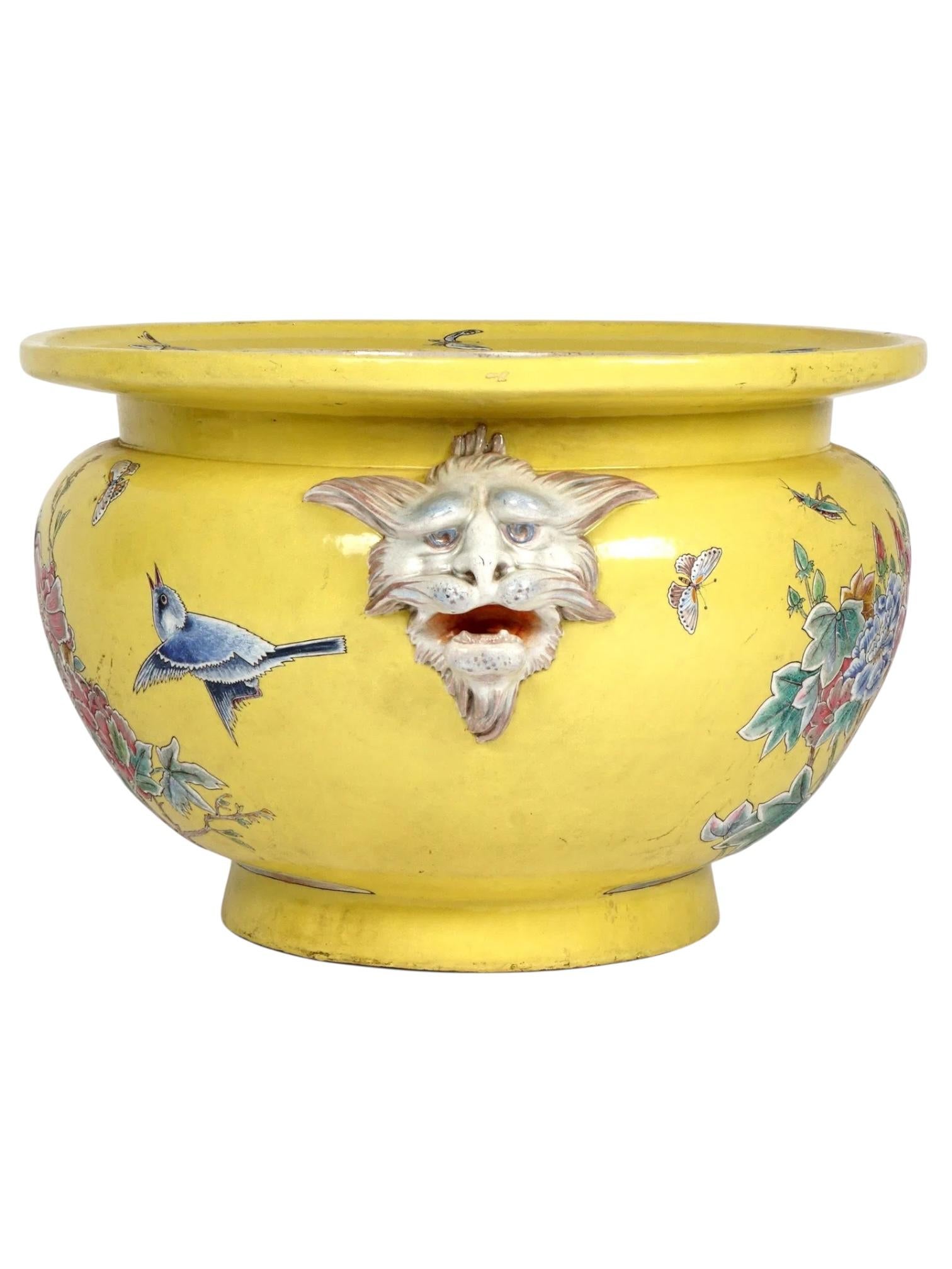 Jardiniere in ceramica faience del XIX secolo su supporto in legno ebanizzato in stile famille jaune cinese di Eugene-Victor Collinot (1824-1889) di Bois de Boulogne, circa 1870, notevole per i manici a maschera animale e le grandi dimensioni (28