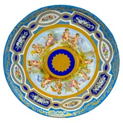 Enorme bandeja circular de porcelana de Sèvres del siglo XIX "Los trabajos de Cupido
