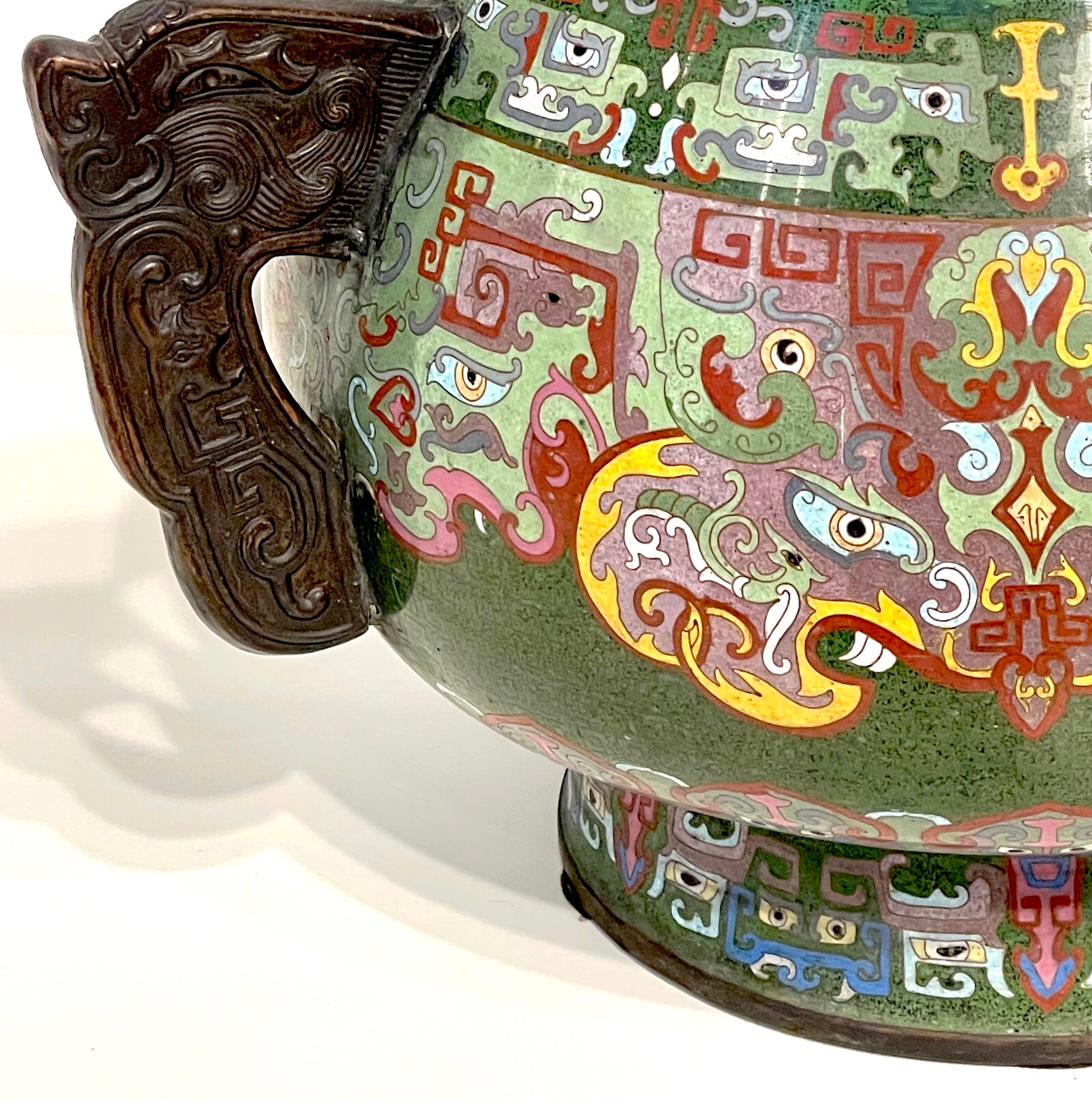 Exportation chinoise Urne couverte cloisonnée massive de style archaïque chinois du 20e siècle / censeur en vente