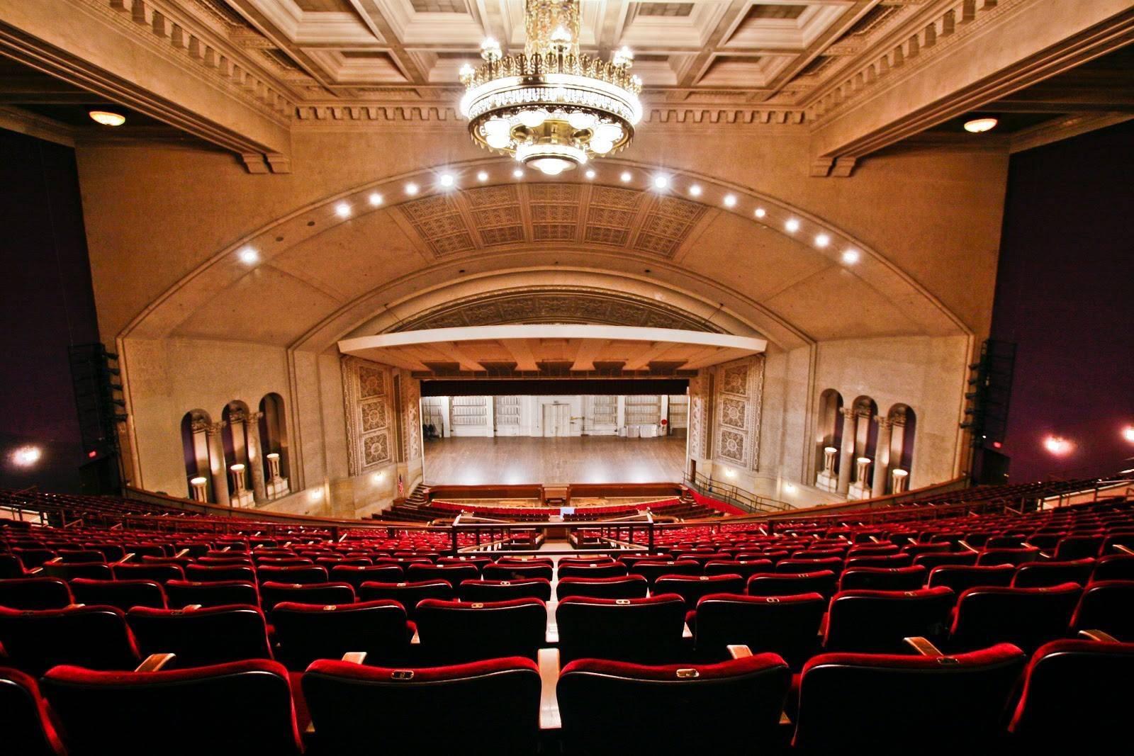 Cet énorme lustre en métal mixte a été retiré de l'auditorium Northrop sur le campus de l'université du Minnesota à Minneapolis. L'auditorium a fait l'objet d'une rénovation de trois ans à partir de 2011:: et en raison d'une reconfiguration majeure