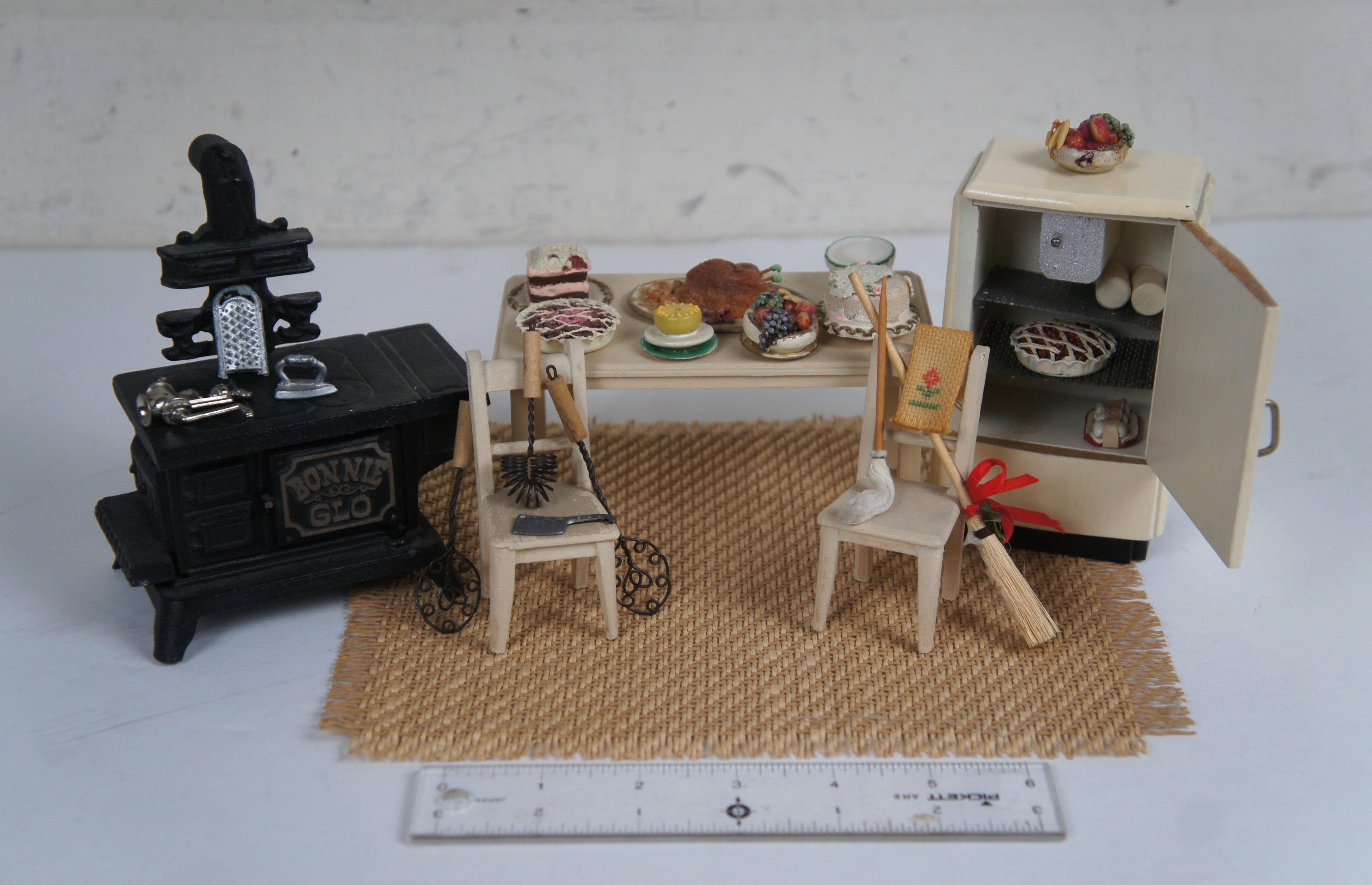 20ième siècle Massive 300+ Pc Lot Vintage Dollhouse Miniature Furniture Toys Accessories en vente