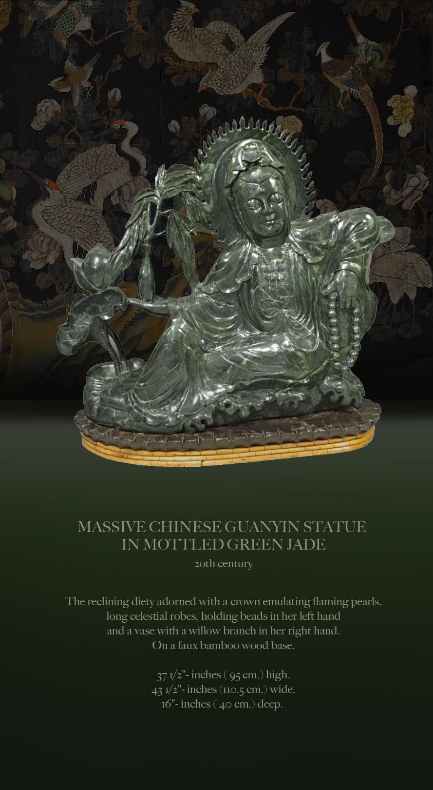 Grande statue chinoise Guanyin en pierre dure verte semblable à du jade en vente 3