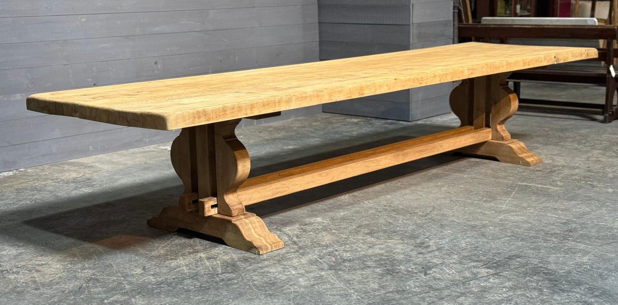 Wir freuen uns sehr, den größten French Trestle Solid Oak Farmhouse Dining Table anbieten zu können, den wir je gesehen haben. Mit einer Länge von 4 Metern und einer Tiefe von 106 cm ist dieser Tisch unglaublich und die Platte ist unglaublich