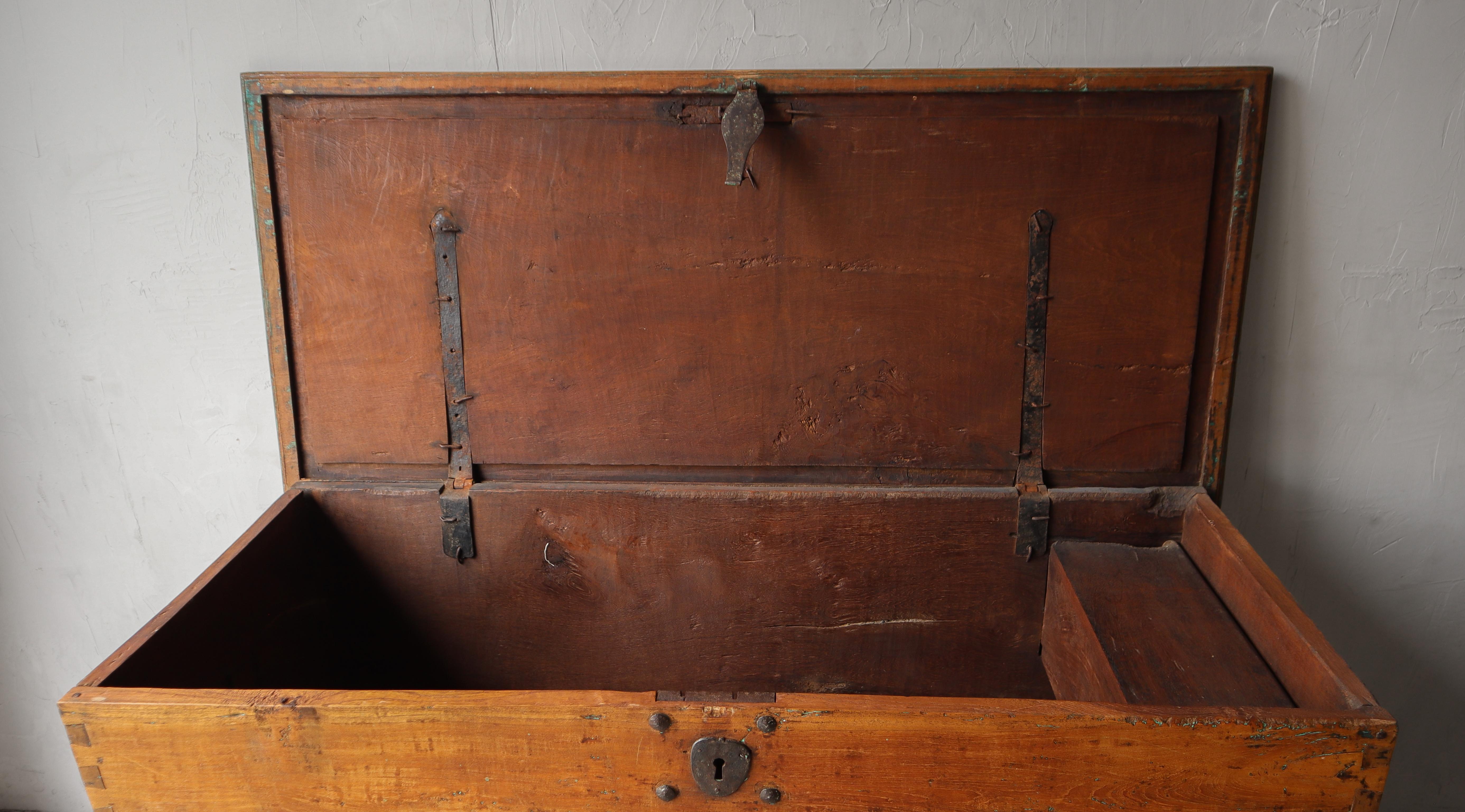 Massive 5ft Antique Carved Teak Wheeled Dowry Chest en vente 5
