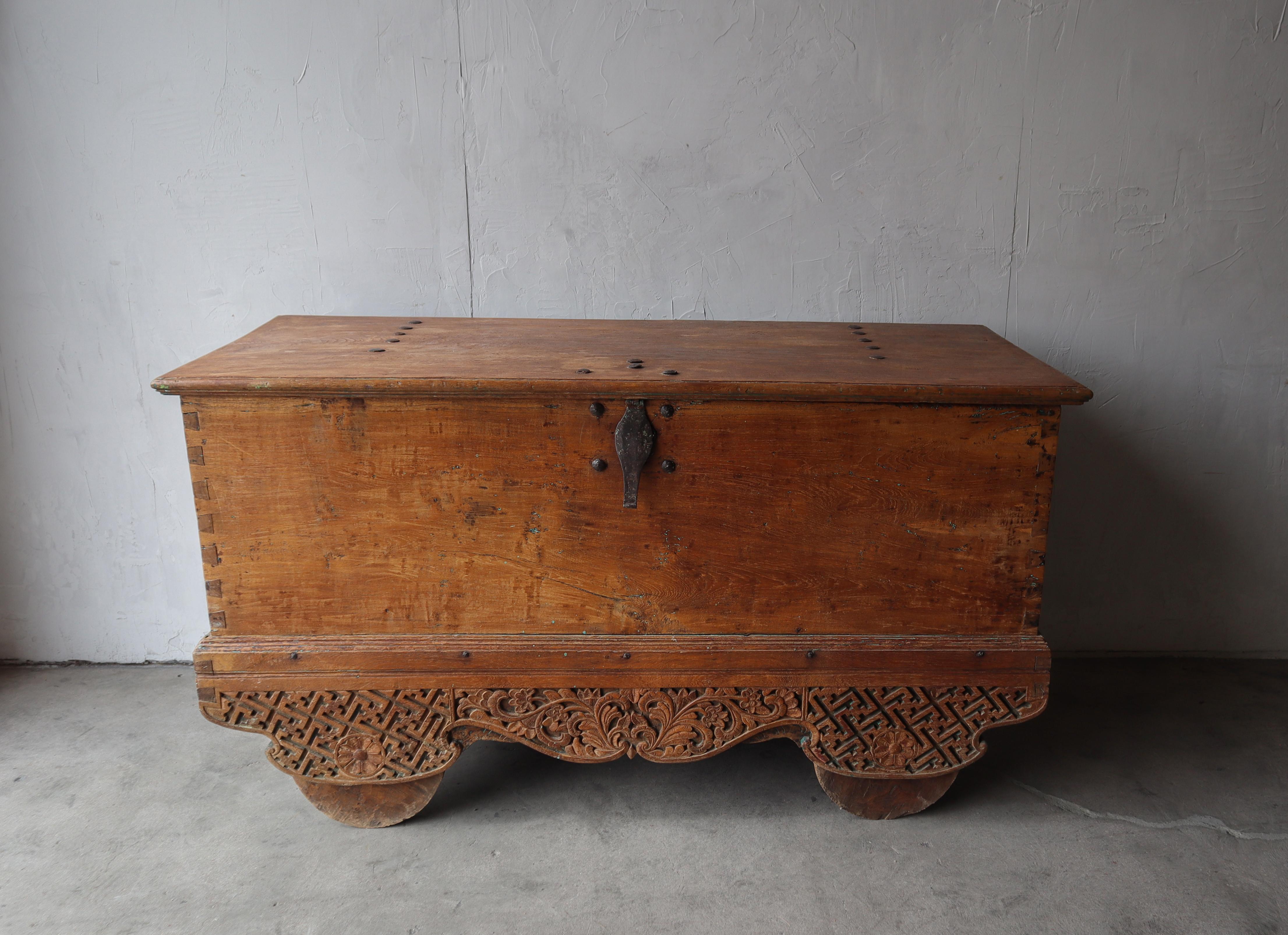 Massive 5ft Antique Carved Teak Wheeled Dowry Chest Excellent état - En vente à Las Vegas, NV