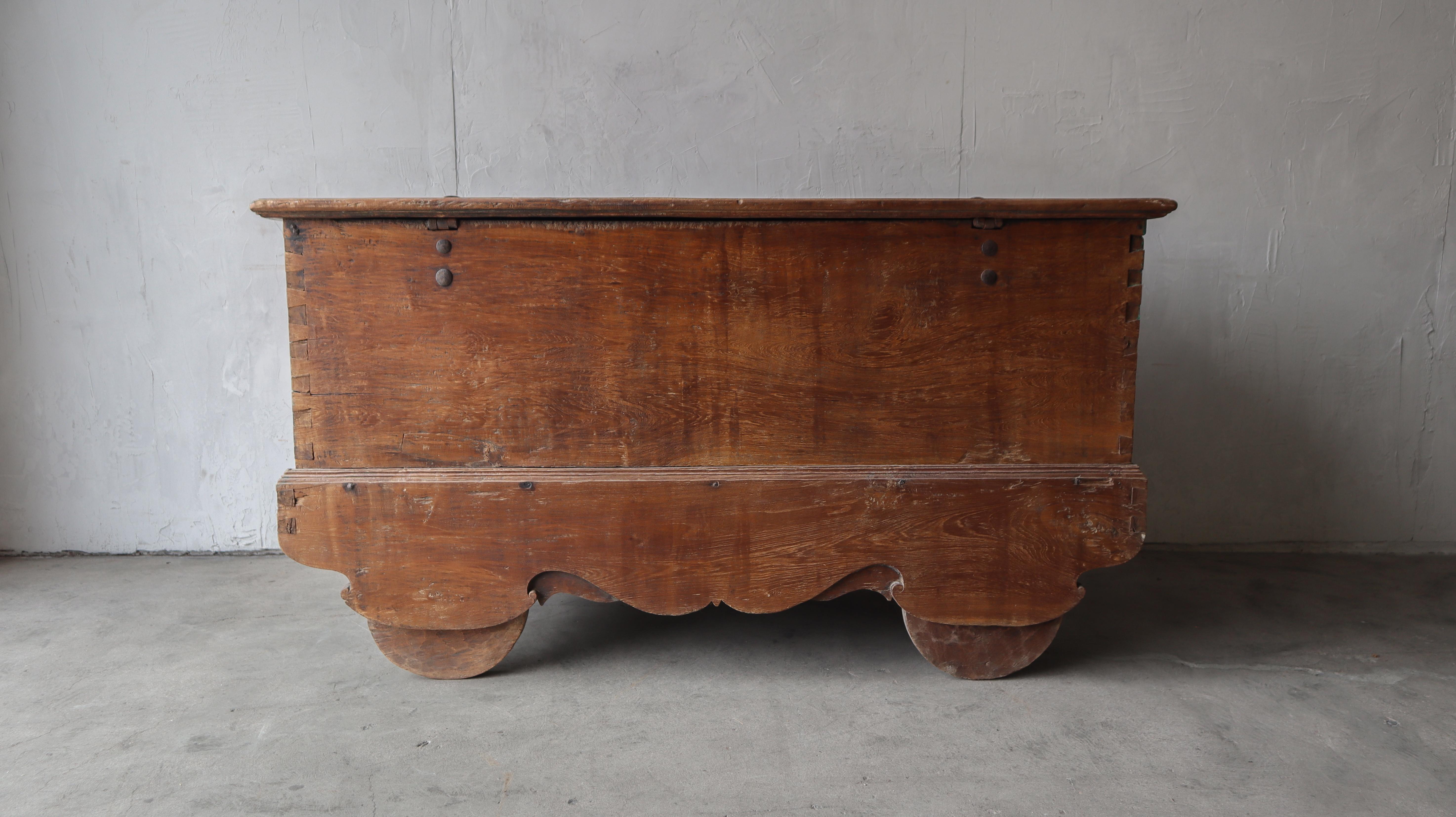 Teck Massive 5ft Antique Carved Teak Wheeled Dowry Chest en vente