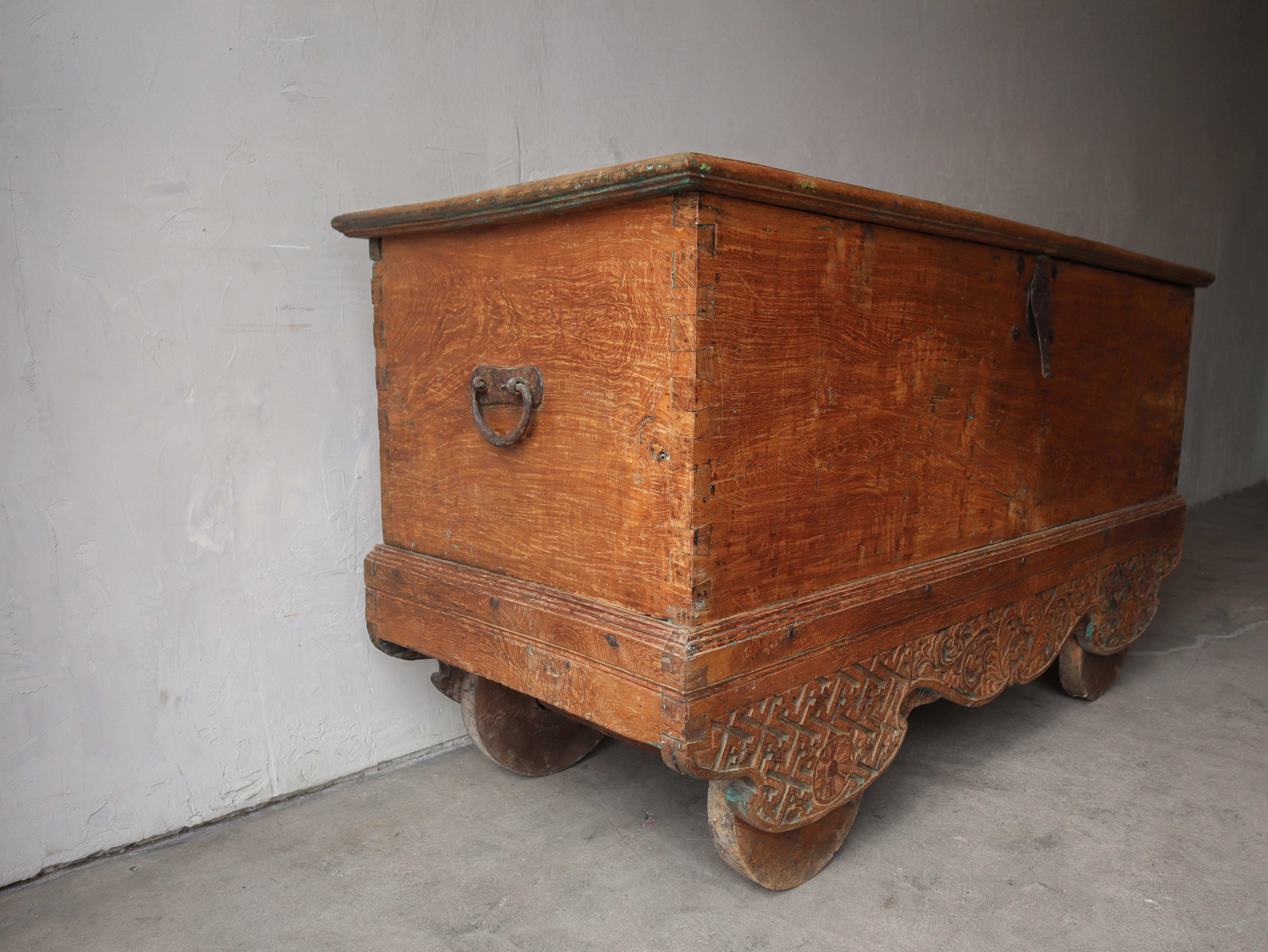 Massive 5ft Antique Carved Teak Wheeled Dowry Chest en vente 1