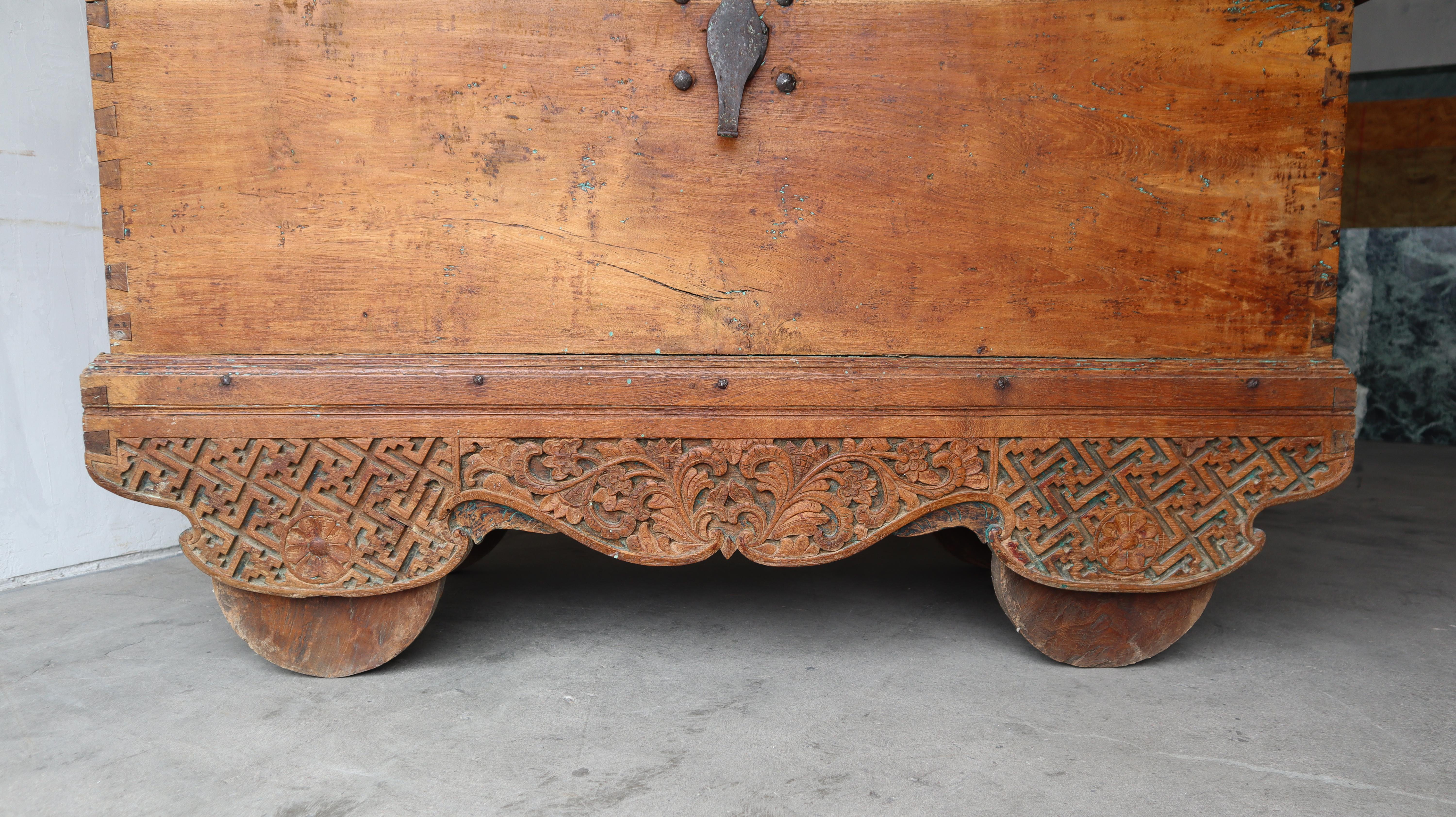 Massive 5ft Antique Carved Teak Wheeled Dowry Chest en vente 3