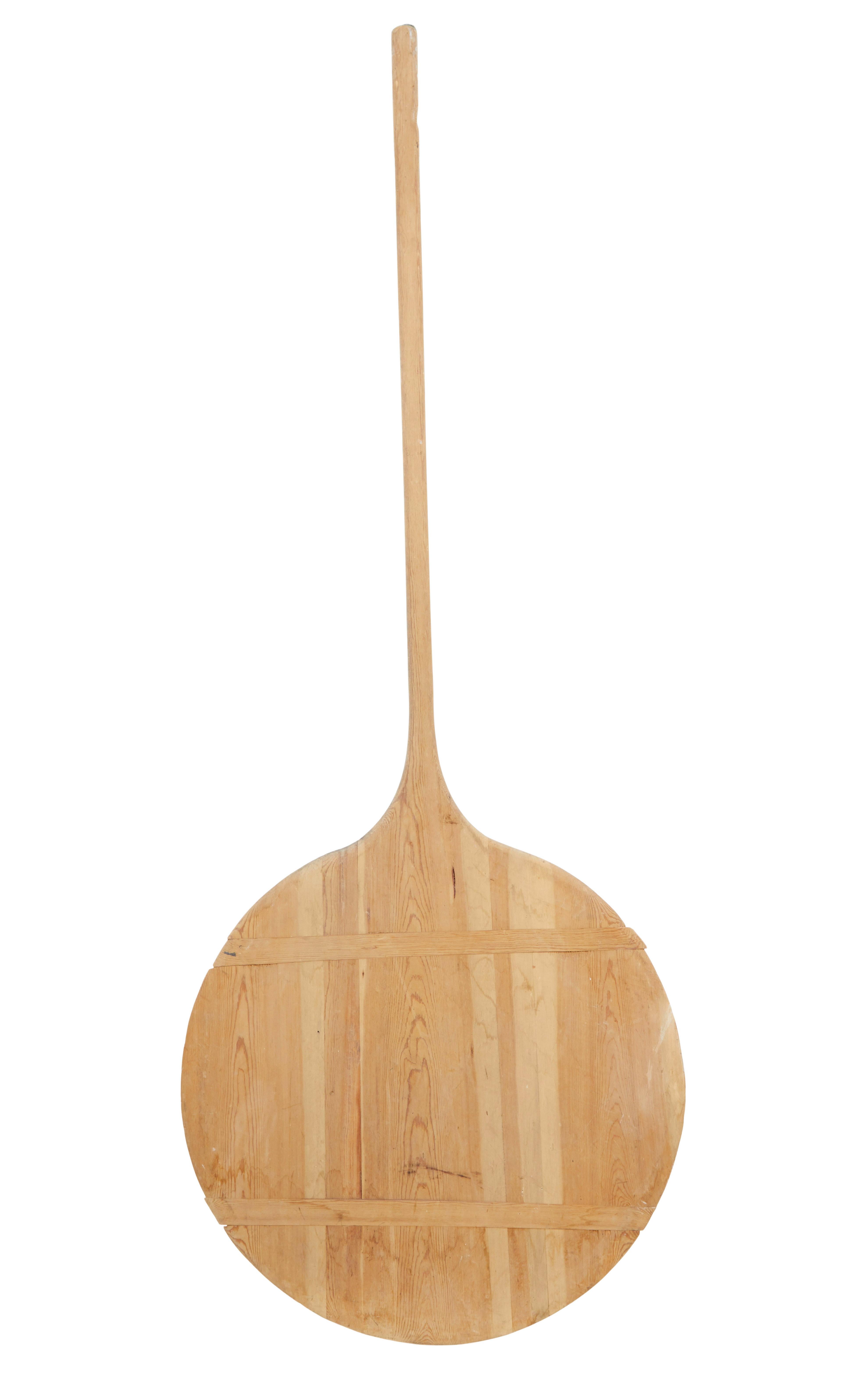 Masiva tabla de amasar de pino escandinavo del siglo XIX, hacia 1870.

Es la tabla de amasar más gigantesca que hemos visto nunca, con más de 2,5 m de longitud.  El tamaño de esta tabla, que se utilizaba para hacer masa para el pan, la convierte en