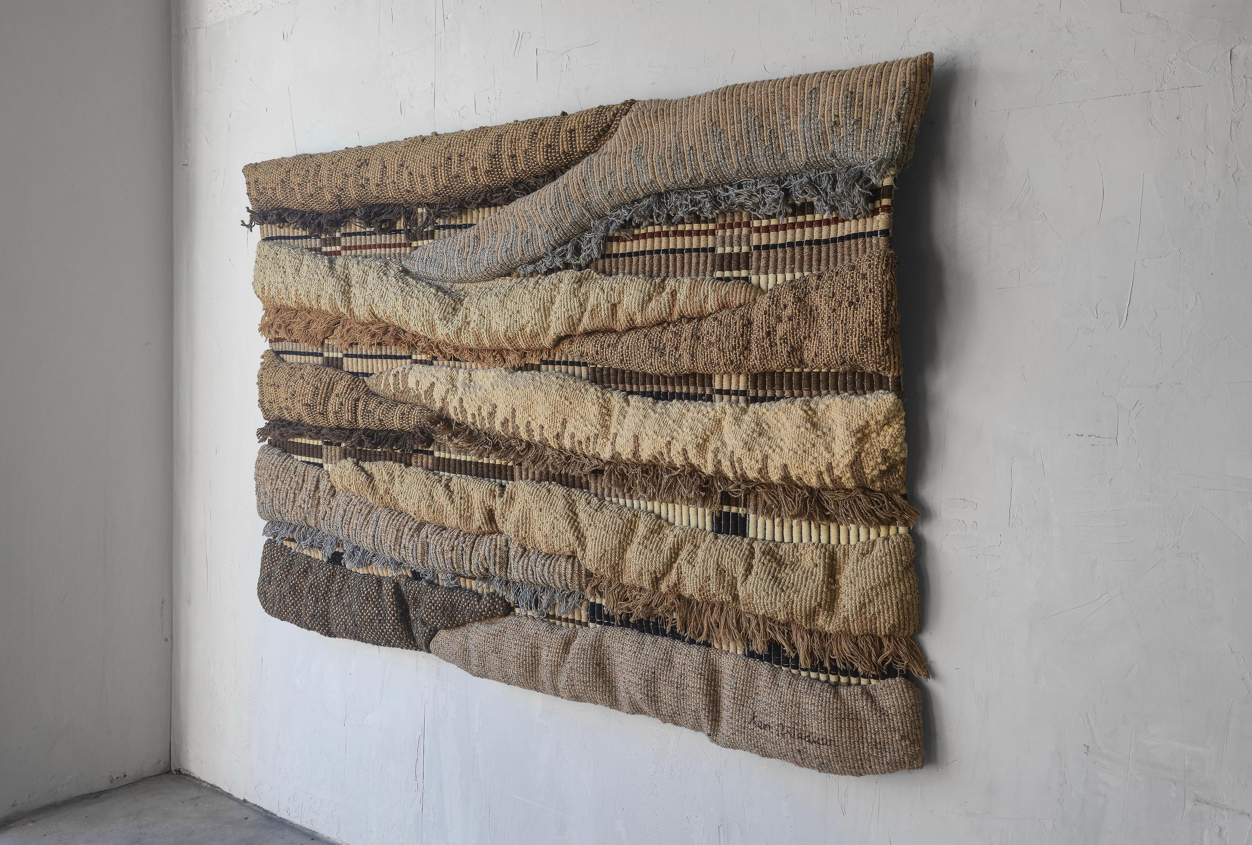 Diese MASSIVE 7 Fuß gewebte natürliche Faser Kunst Wand hängen von Ken Weaver ist nichts weniger als erstaunlich.  In schönen, natürlichen Erdtönen gehalten, fügt er sich nahtlos in die in letzter Zeit in Mode gekommenen Dekorationen ein.  Es ist