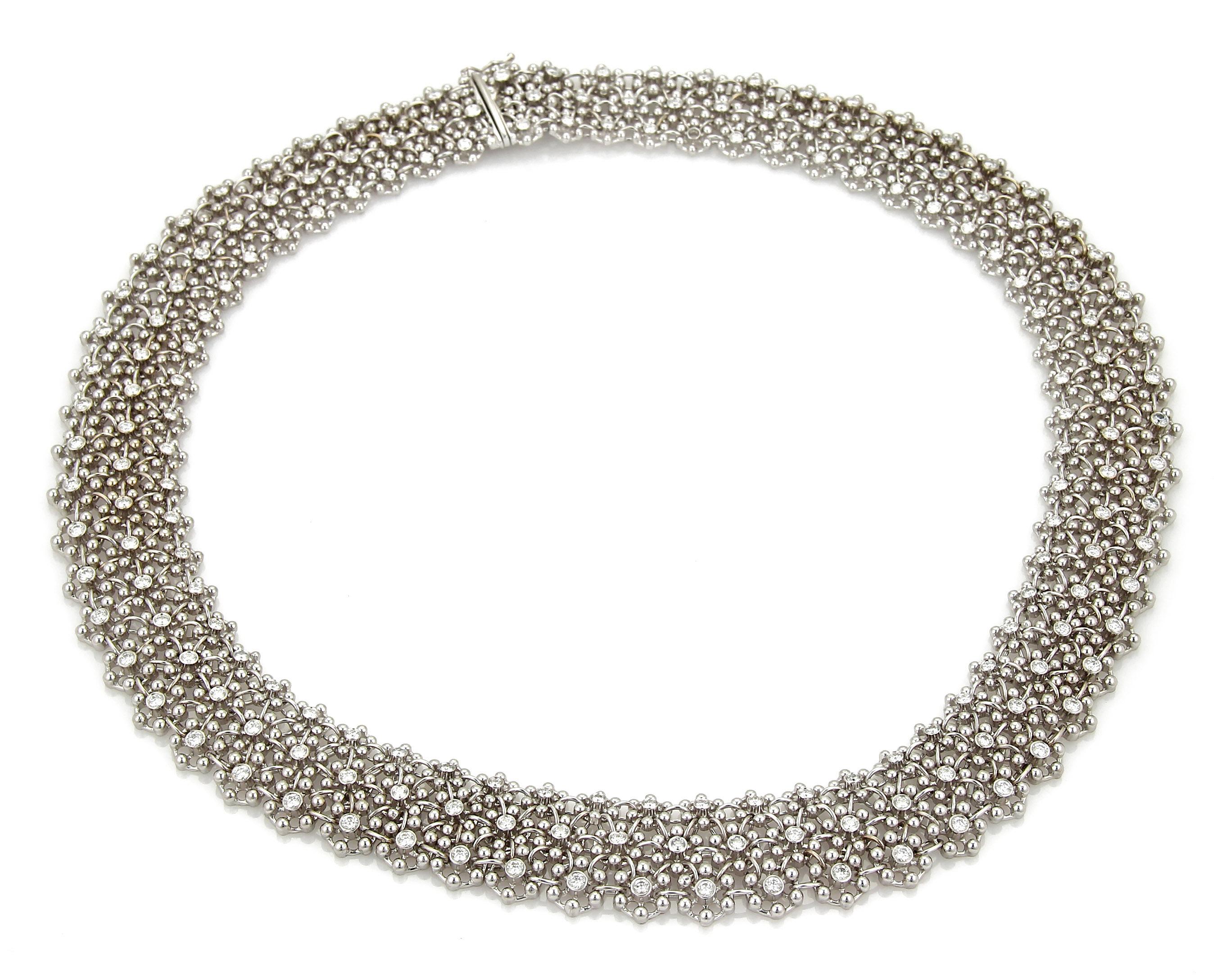 Questa è una splendida collana di diamanti con design a pizzo Estate, realizzata in oro bianco 18 carati con una raffinata finitura lucida. Questo straordinario pezzo da celebrità presenta file di piccoli fiori di perline uniti da una maglia ovale