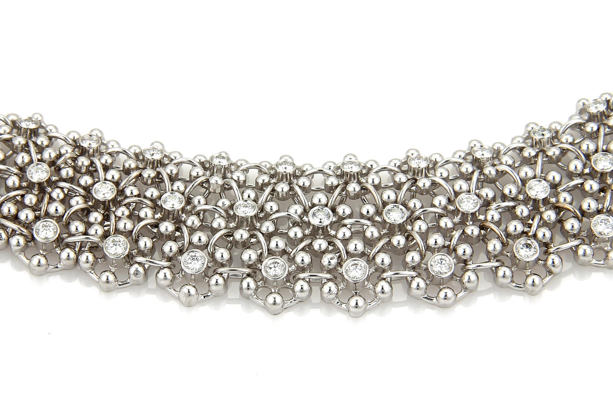 Moderno Collana in oro bianco 18k Flex Lace Design con 8.00ct di diamanti massicci in vendita
