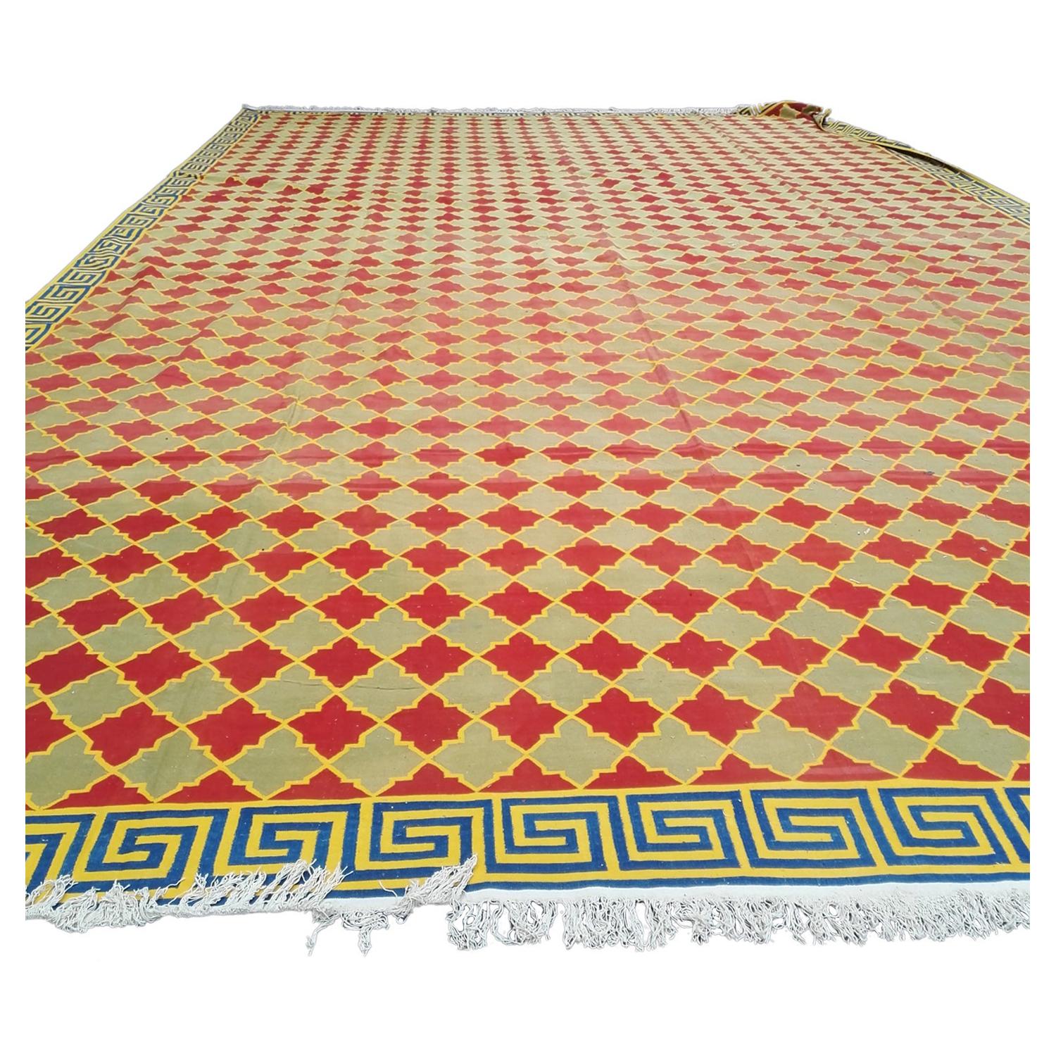 Grand tapis Kilim indien Dhurrie vert et roux ancien sur tout le terrain, 1920-1950