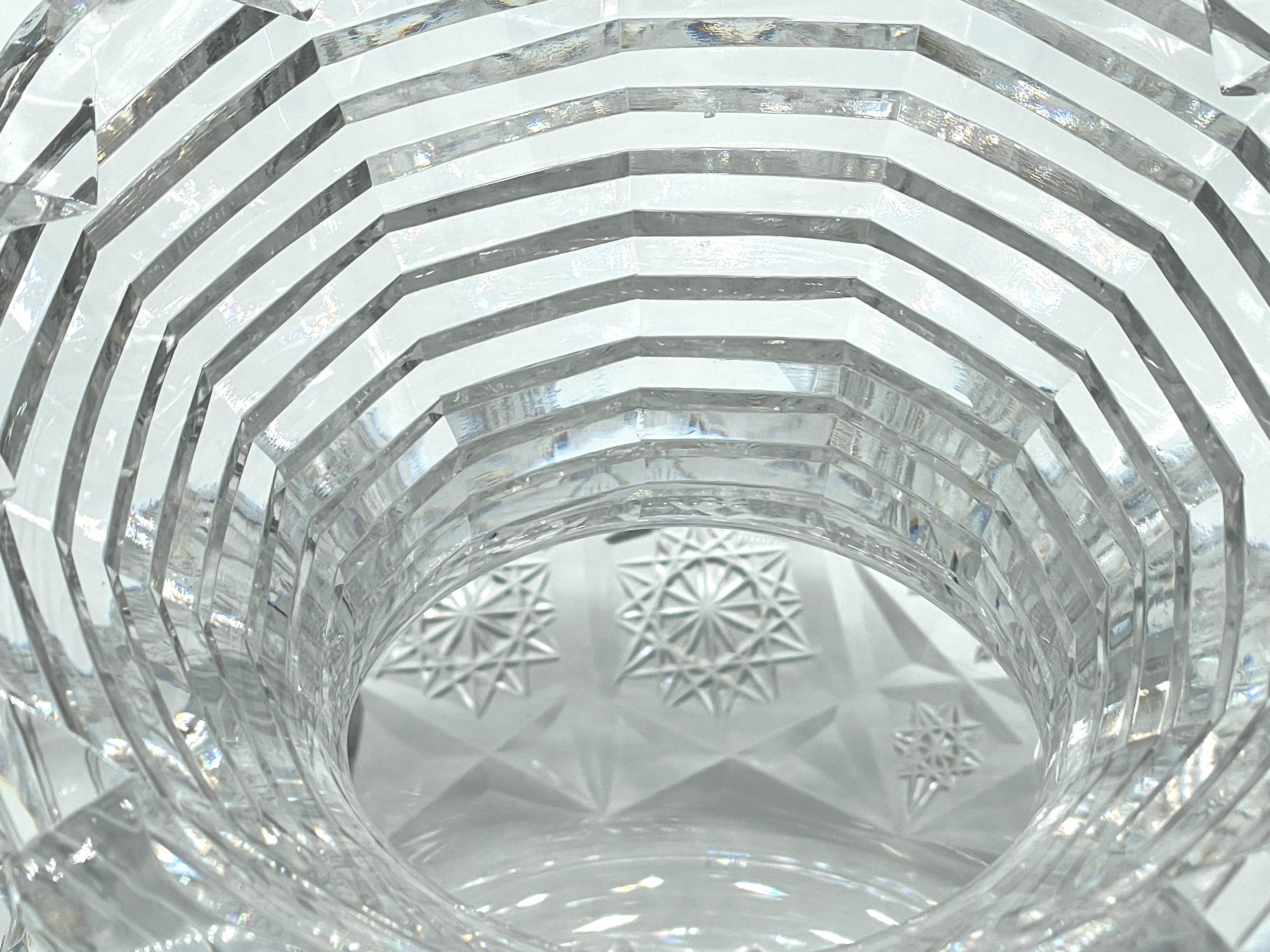 Massives amerikanisches Brillantschliffglas  Blumen-Mittelstück-Vase, Attrib. Hawkes  im Angebot 6