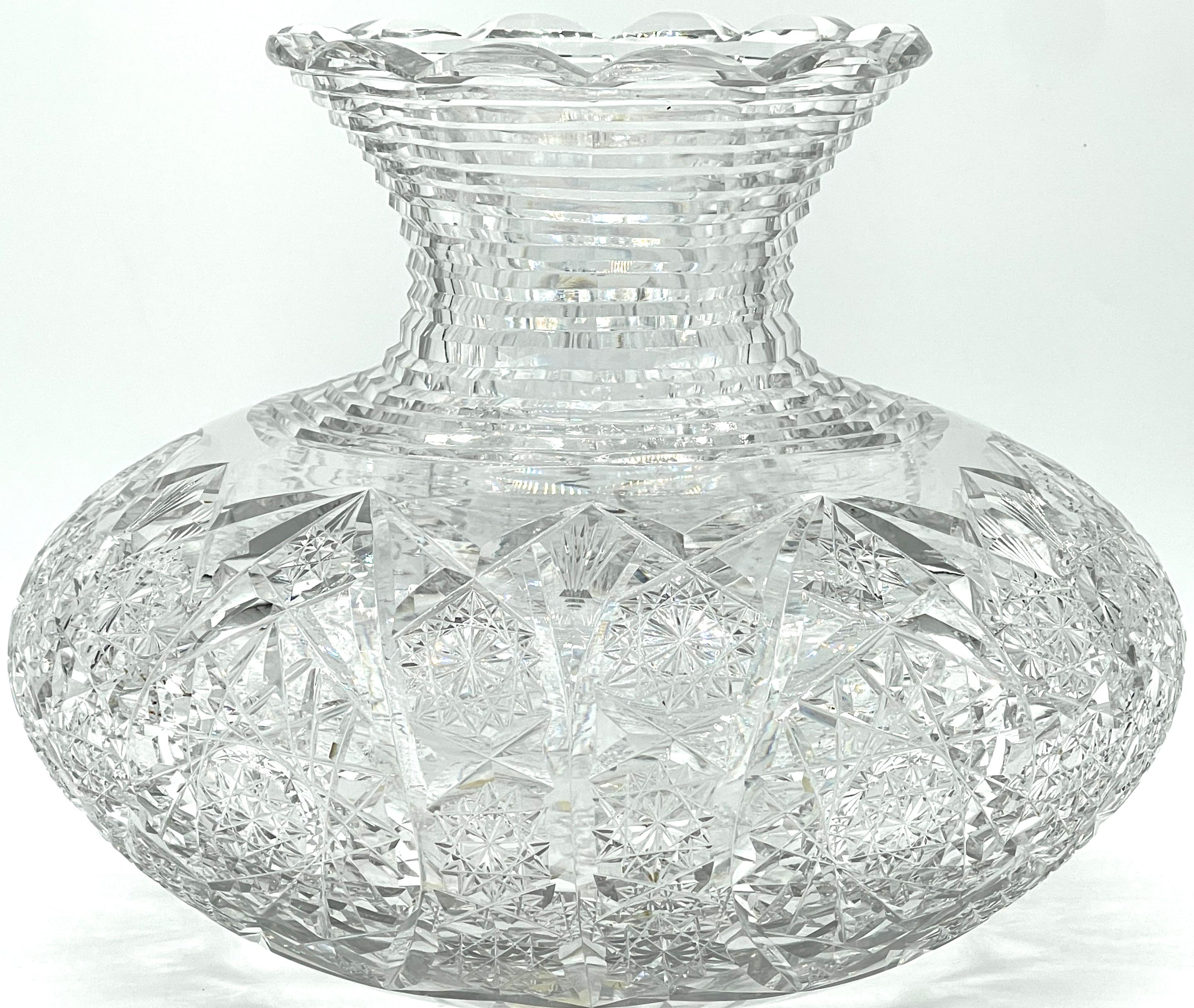 Massives amerikanisches Brillantschliffglas  Blumen-Mittelstück-Vase, Attrib. Hawkes  (Geschliffenes Glas) im Angebot