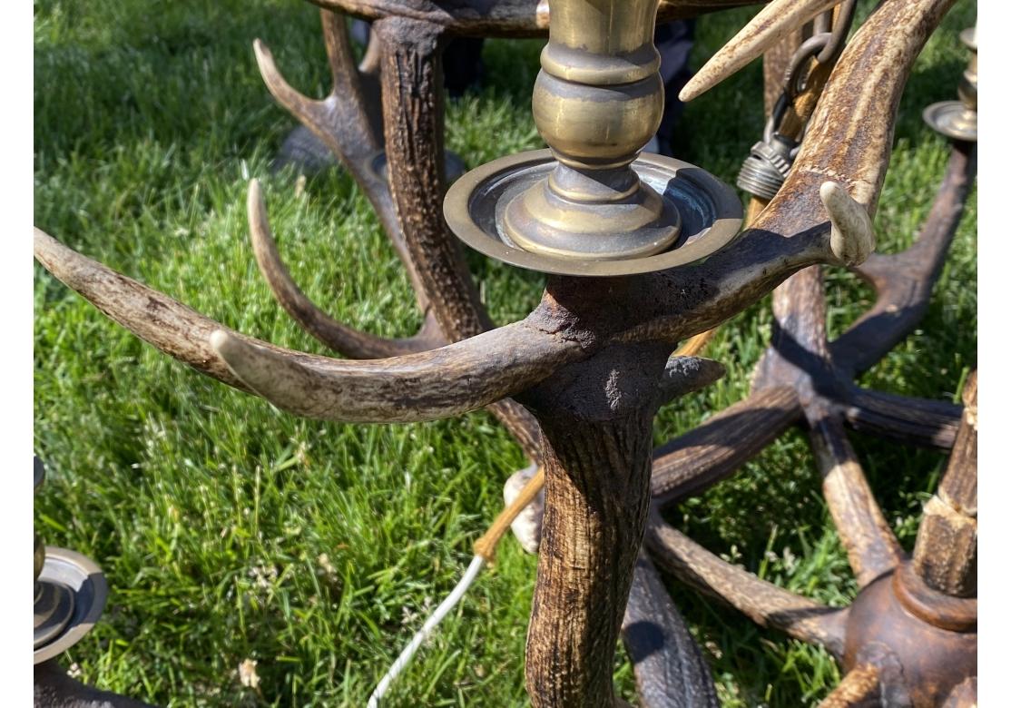 Massiver und außergewöhnlicher schottischer Hirschgeweih-Kronleuchter aus Rotwild im Zustand „Relativ gut“ im Angebot in Bridgeport, CT