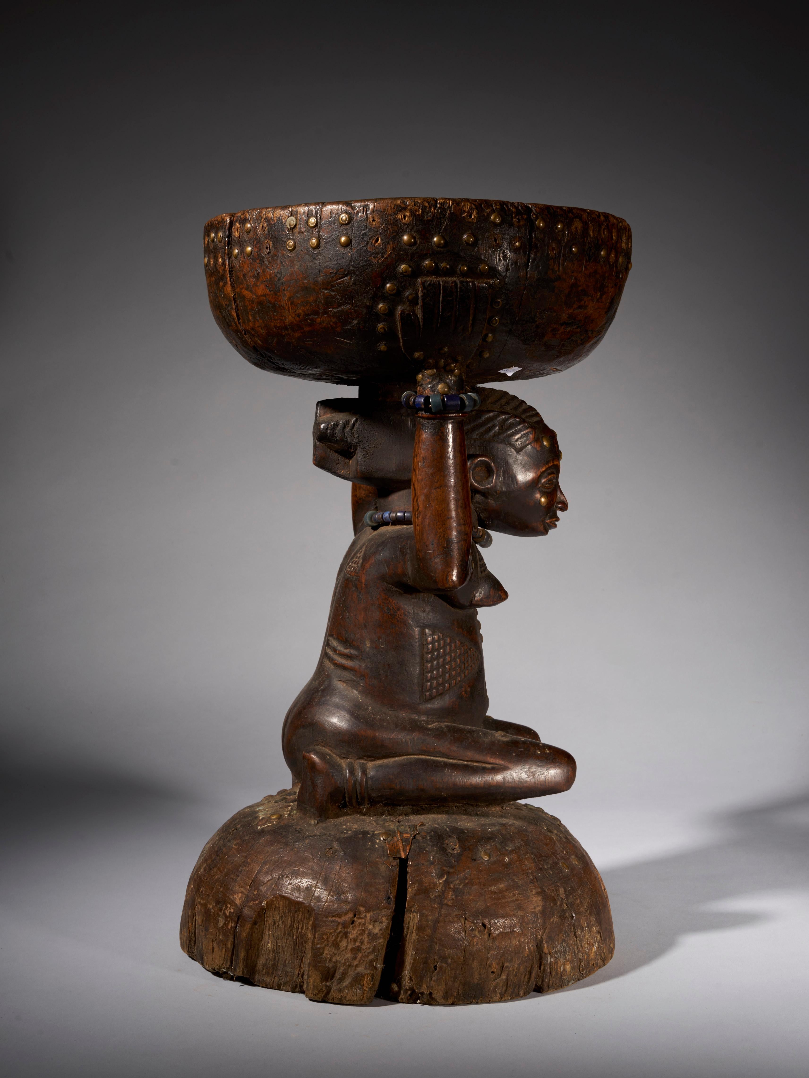 Massive and Robust Zela Caryatide Stool Held by a Female Sculpture In Good Condition In Leuven , BE