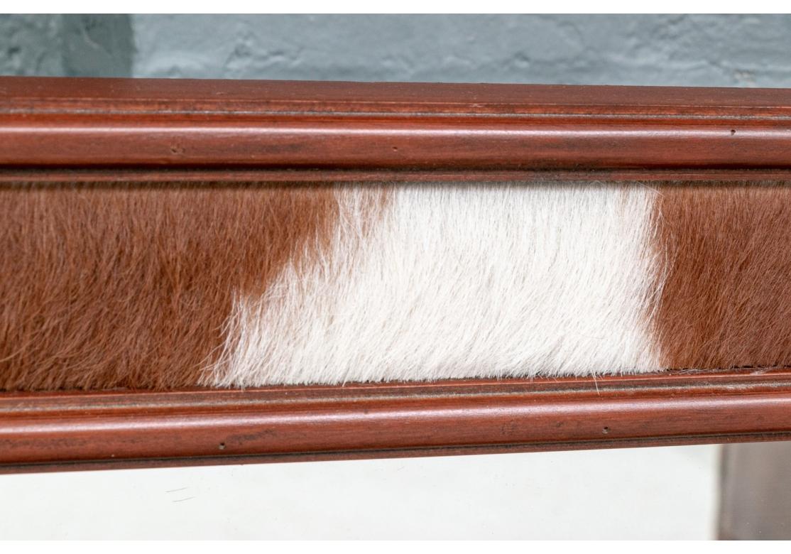 Rustique Miroir massif et bien fait en cerisier et en cuir de vache en vente