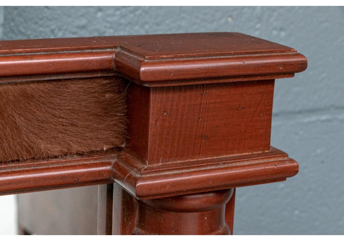 20ième siècle Miroir massif et bien fait en cerisier et en cuir de vache en vente