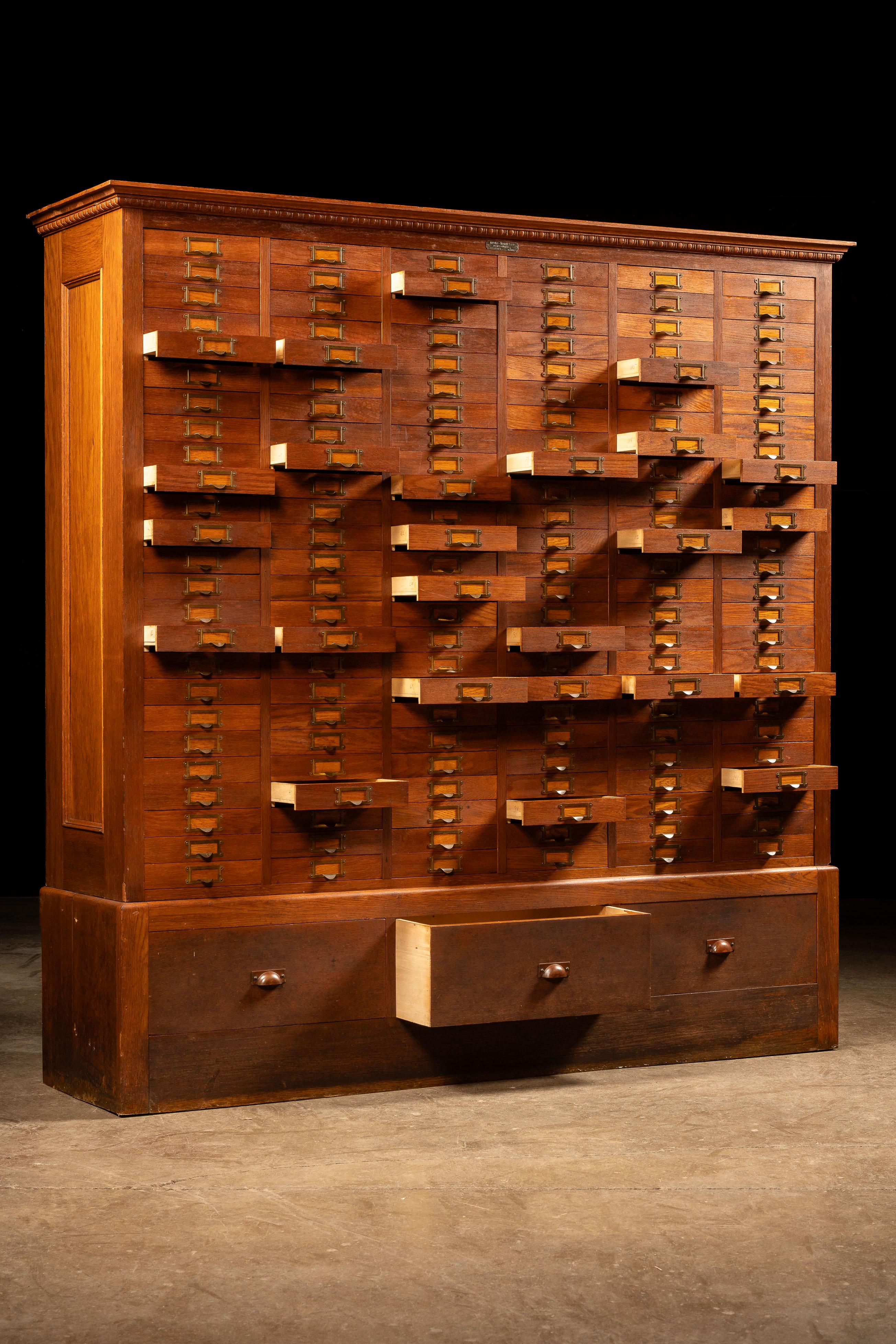 Massiccio mobile speziale antico a 153 cassetti in Oak in vendita 4