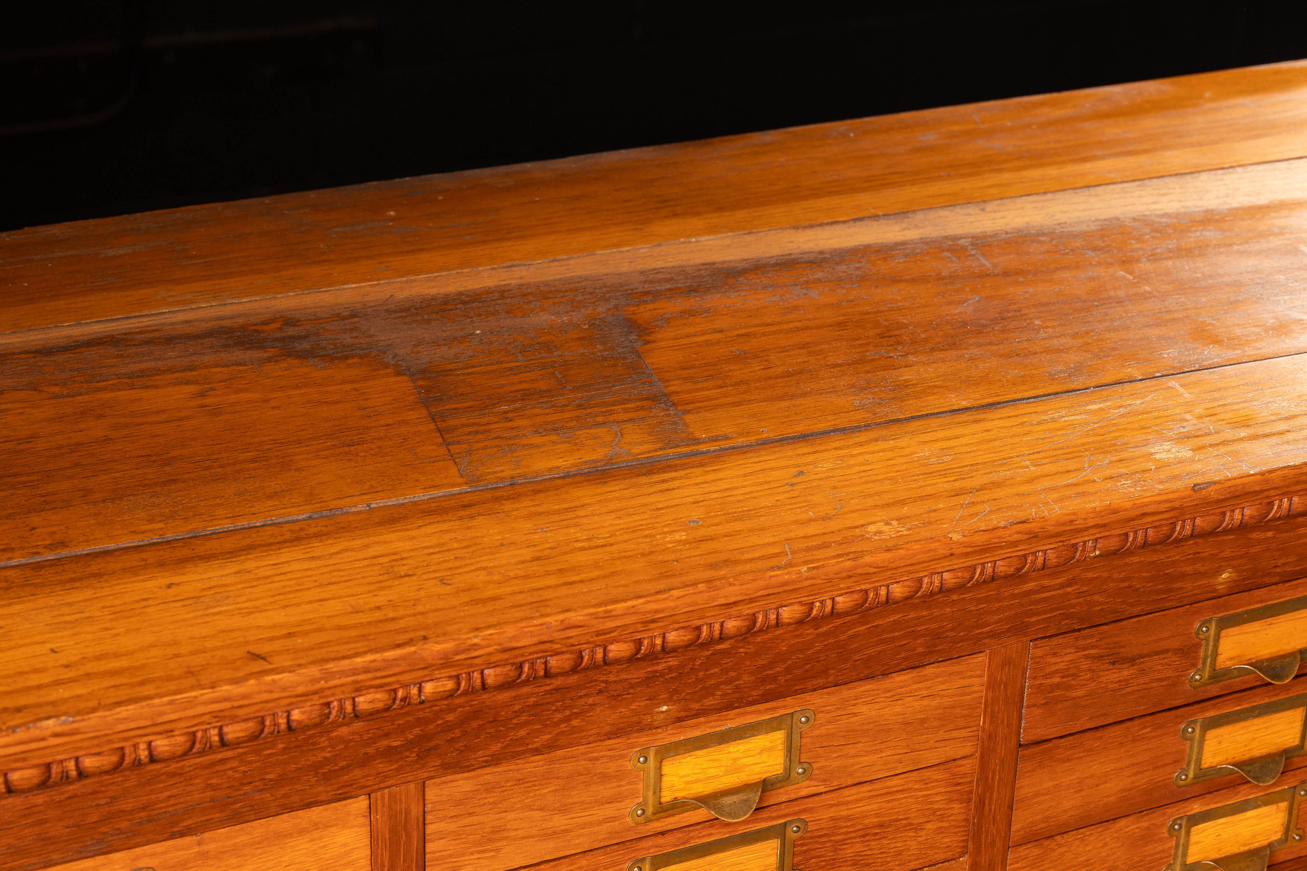 Massiccio mobile speziale antico a 153 cassetti in Oak in vendita 7