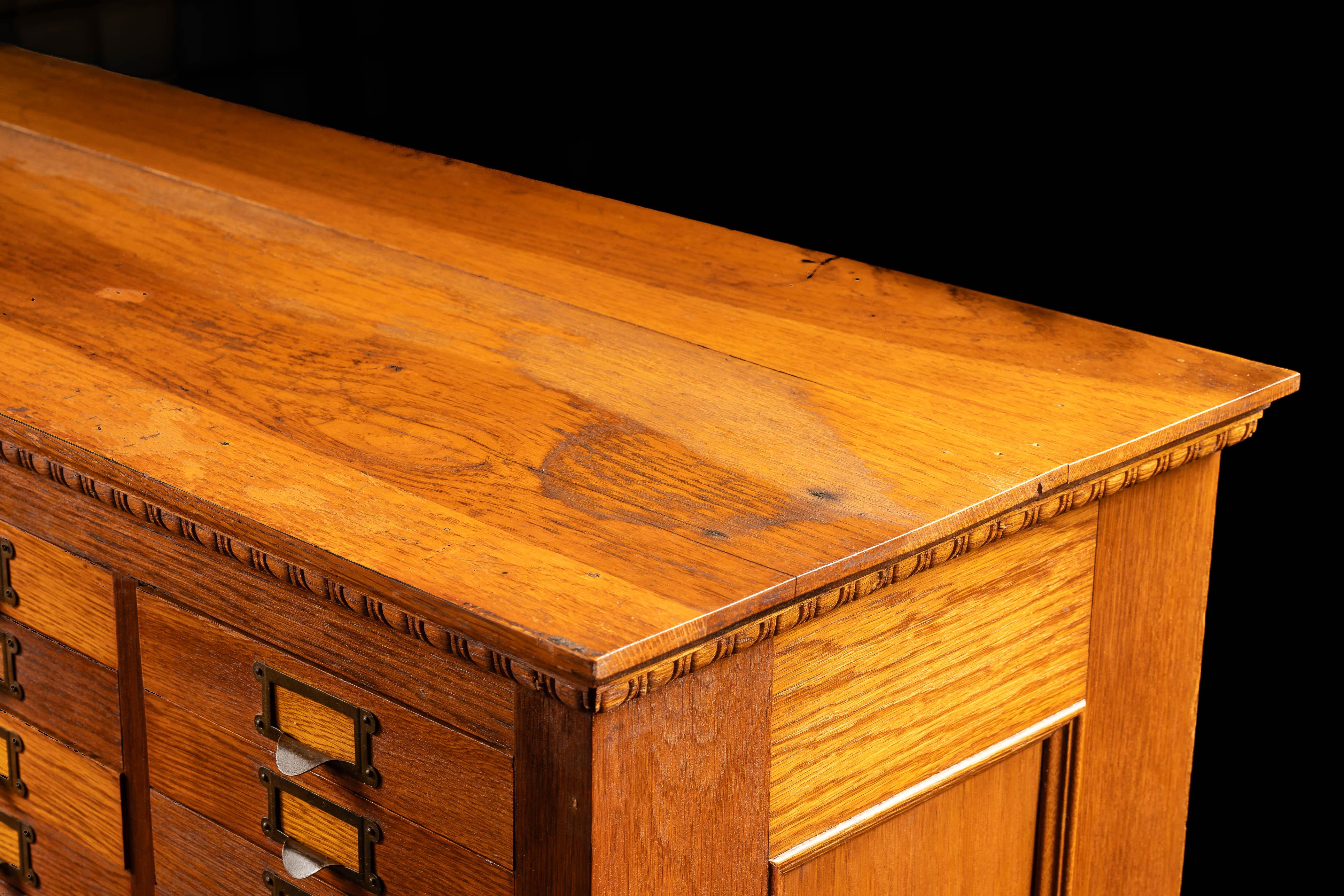 Massiccio mobile speziale antico a 153 cassetti in Oak in vendita 8